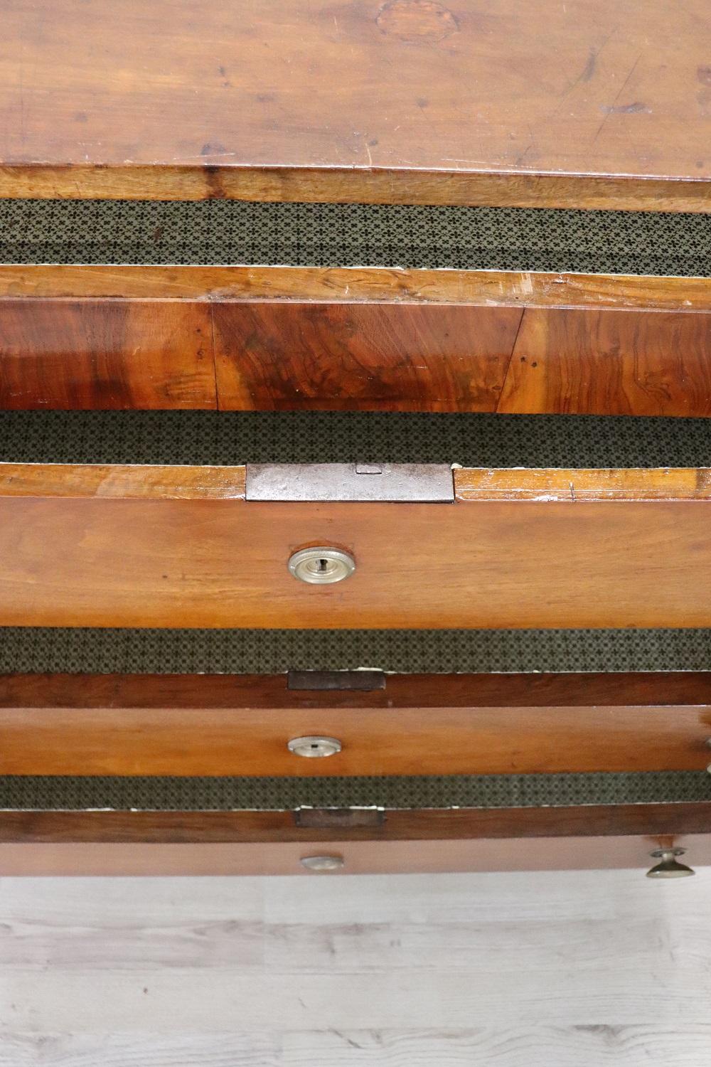 Commode ou coffre à tiroirs Empire du XIXe siècle en noyer massif en vente 2