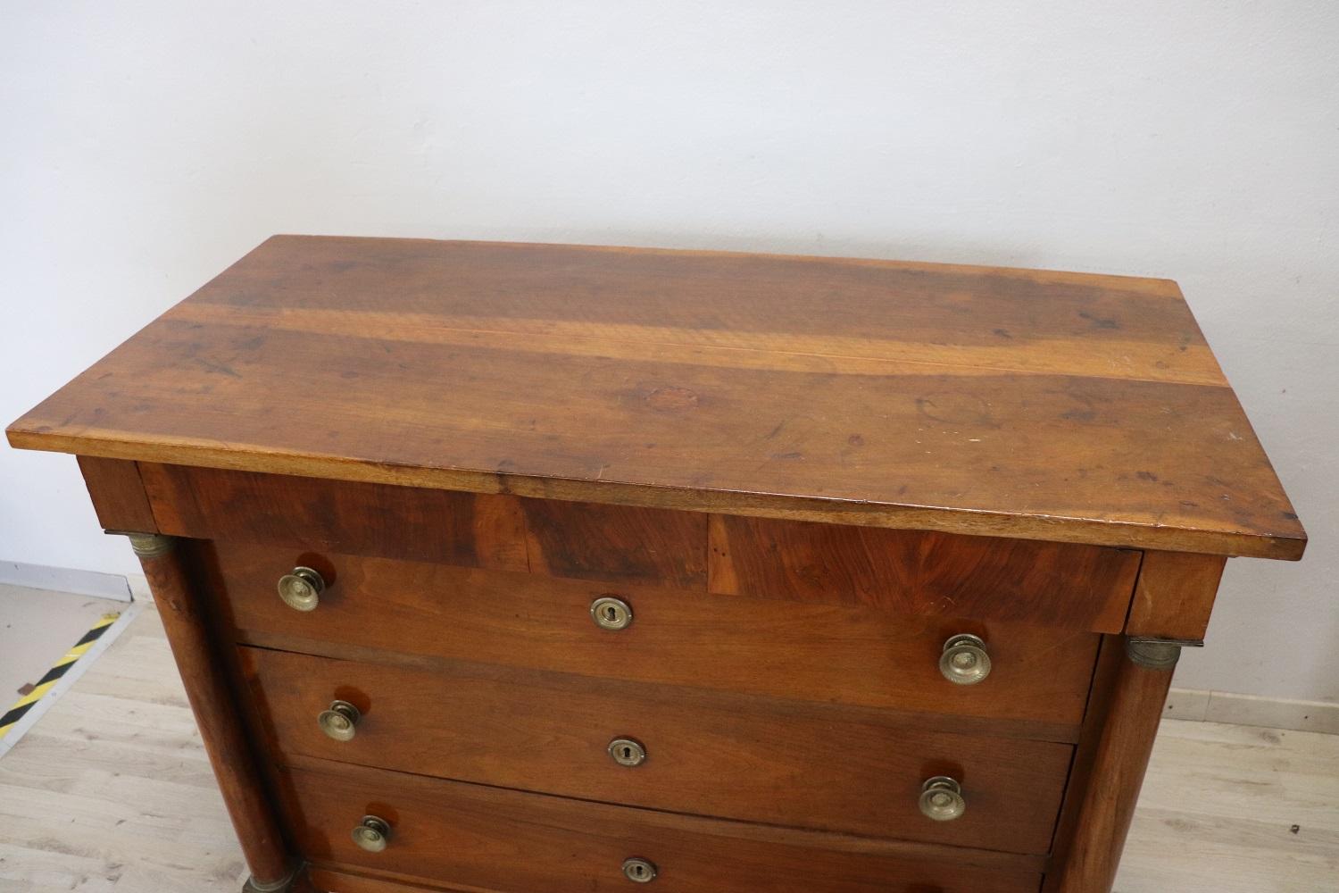 Important antique Italian chest of drawers 1800s in solid walnut wood. The commode is very refined linear and elegant. On the front two large decorative columns. Equipped with four comfortable drawers. Each of our furniture is checked and prepared