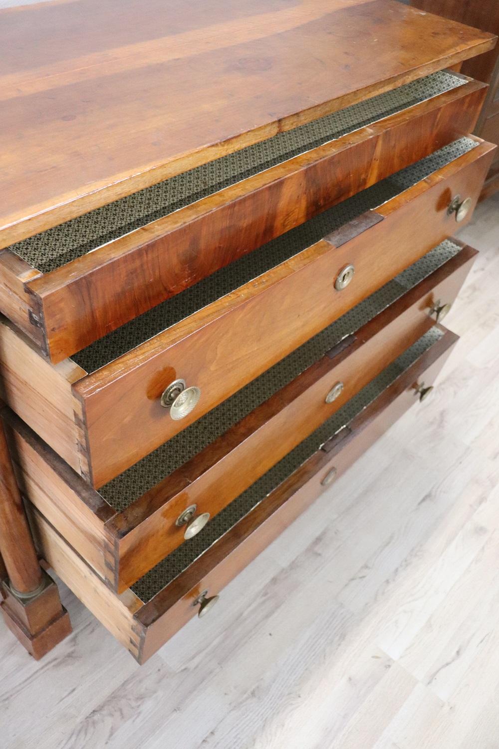 Commode ou coffre à tiroirs Empire du XIXe siècle en noyer massif en vente 1