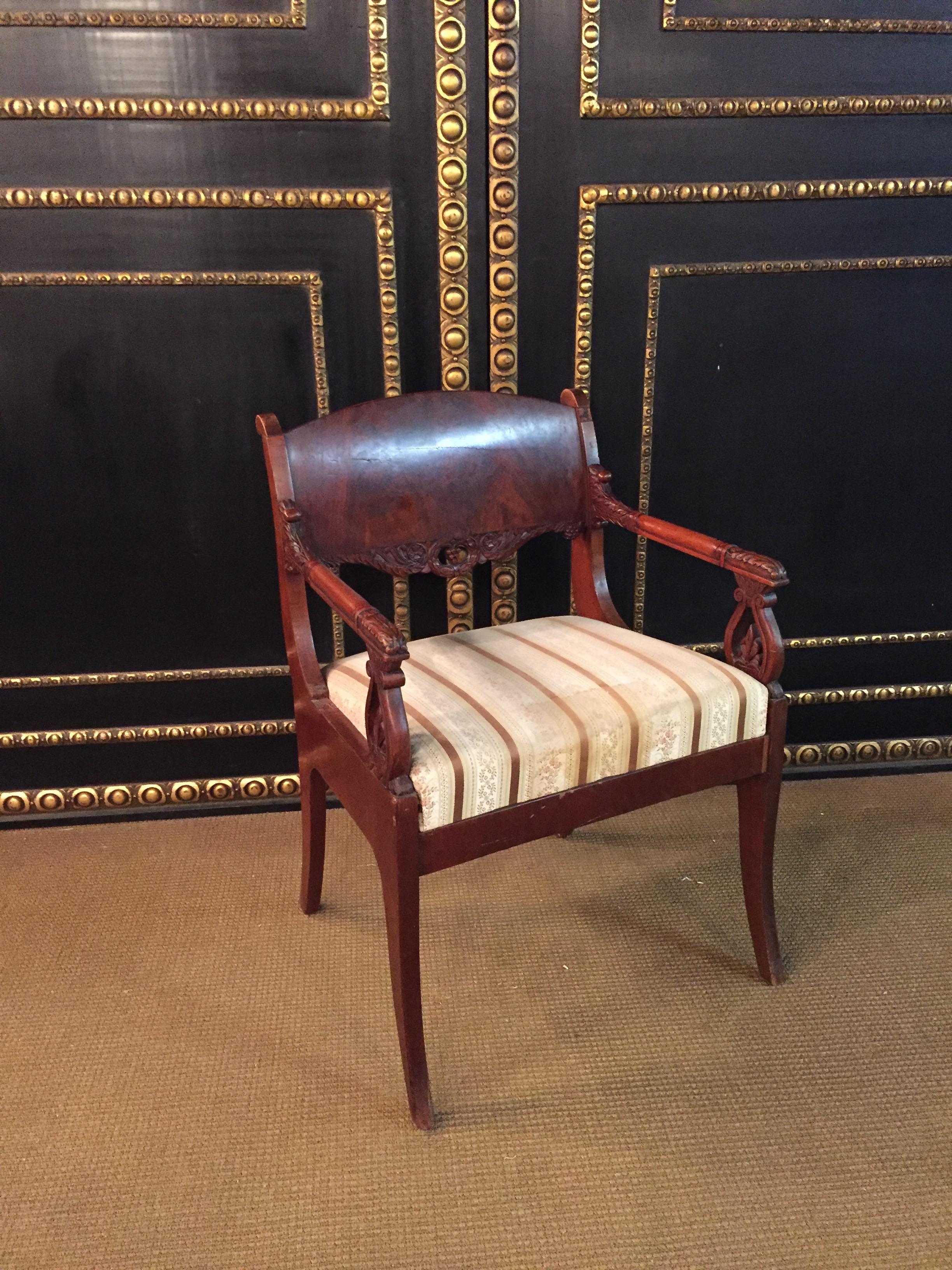 Russischer Sessel aus Mahagoni im Empire-Stil des 19. Jahrhunderts  (Furnier) im Angebot