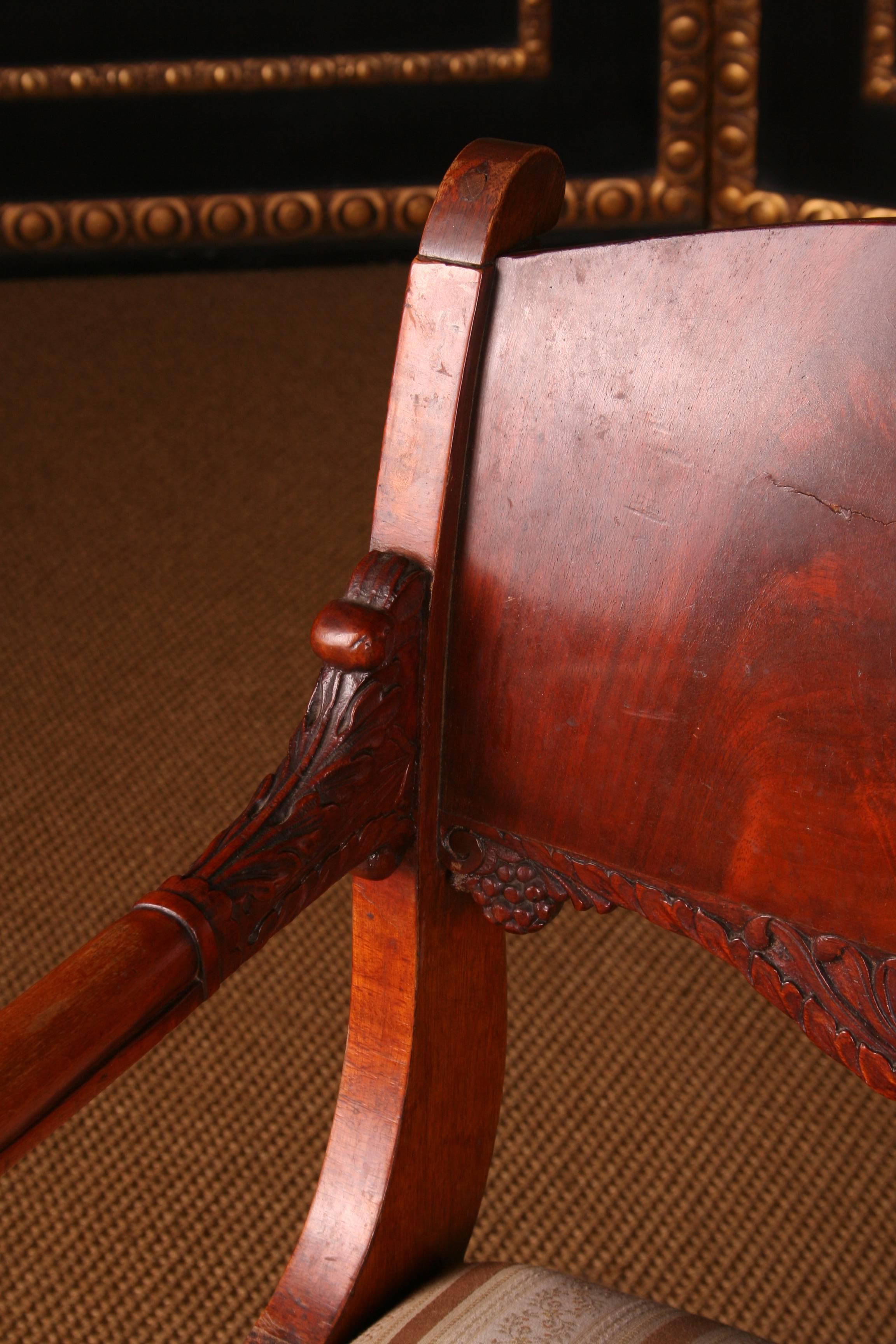 Ein russischer Sessel im Empire-Stil des 19. Jahrhunderts (Mahagoni) im Angebot