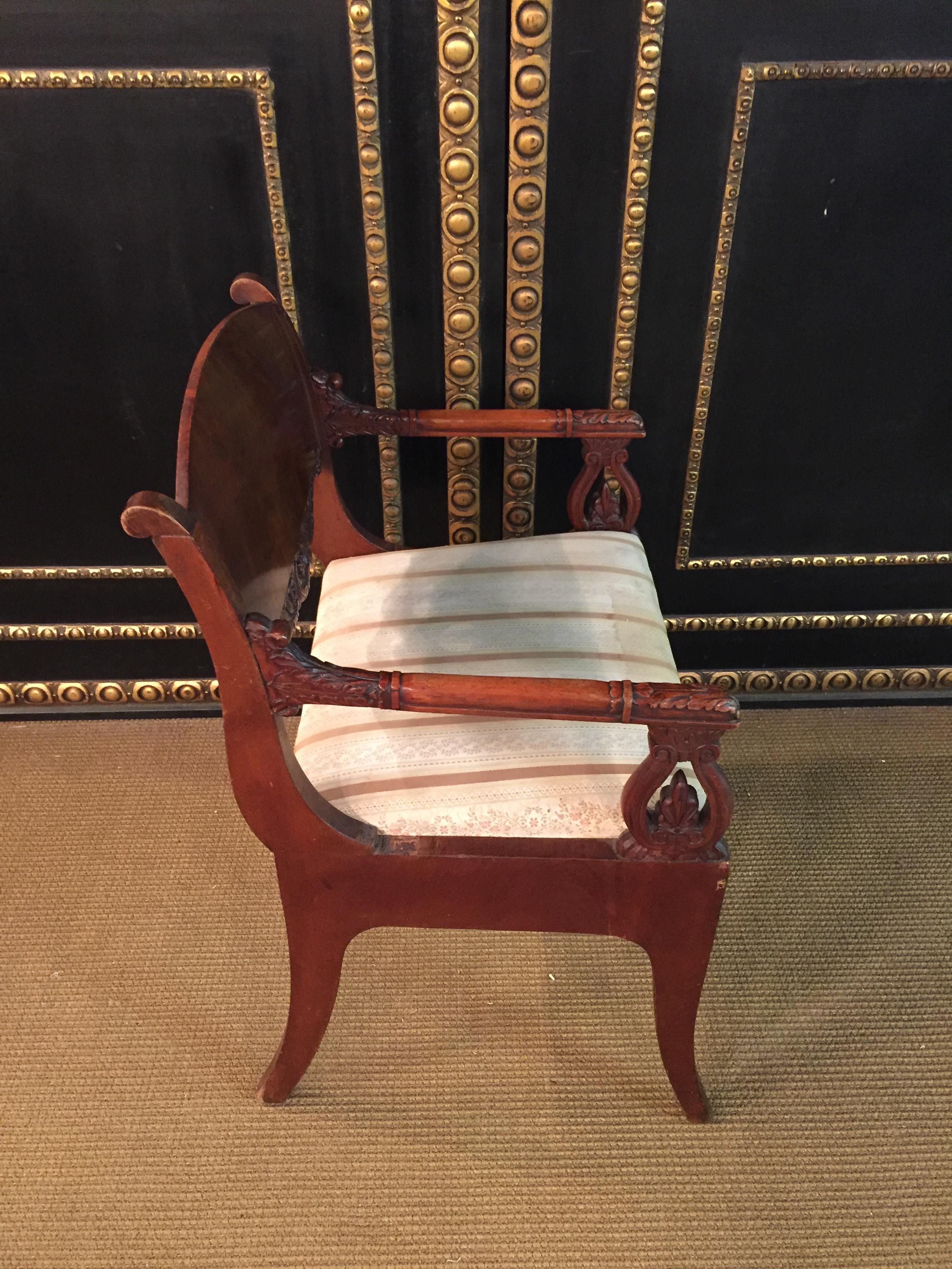 Russischer Sessel aus Mahagoni im Empire-Stil des 19. Jahrhunderts  (Biedermeier) im Angebot
