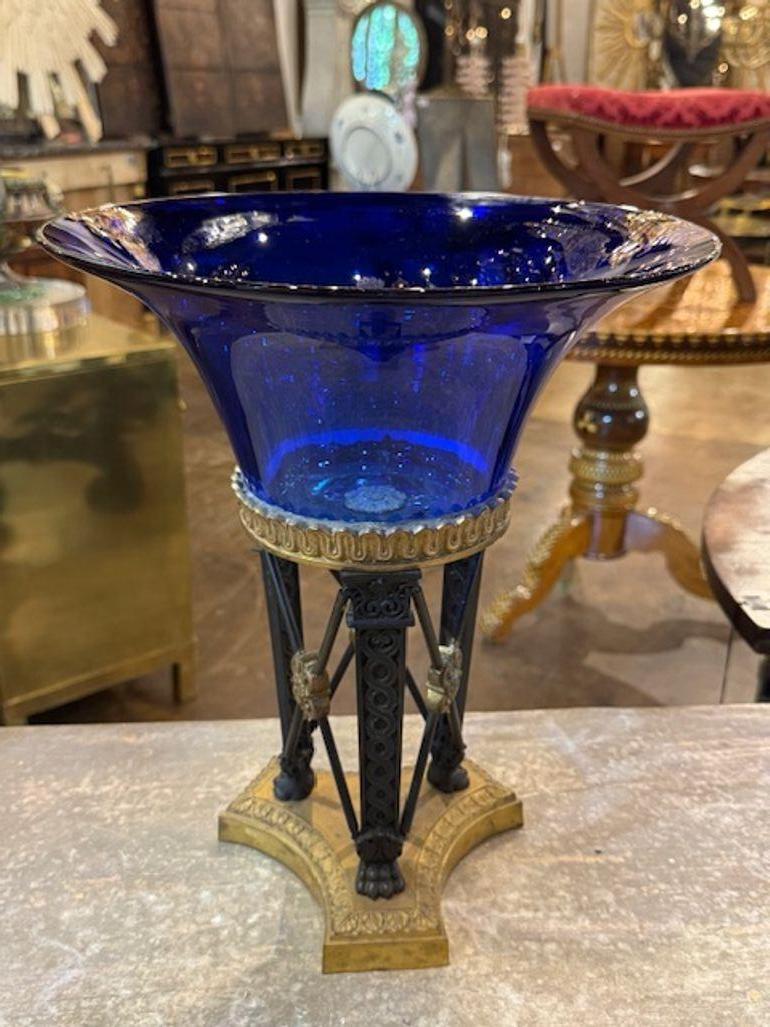 Francese Centrotavola in bronzo e vetro blu cobalto in stile impero del XIX secolo in vendita