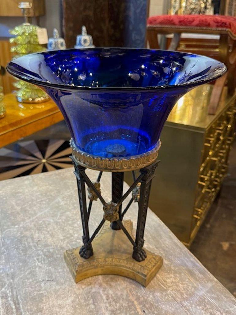 Centrotavola in bronzo e vetro blu cobalto in stile impero del XIX secolo In condizioni buone in vendita a Dallas, TX