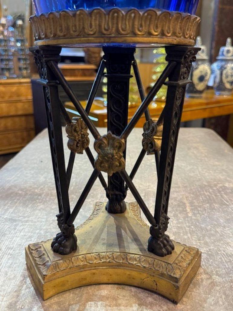 Bronzo Centrotavola in bronzo e vetro blu cobalto in stile impero del XIX secolo in vendita