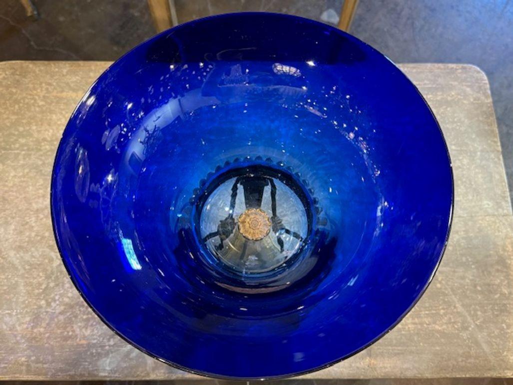 Centrotavola in bronzo e vetro blu cobalto in stile impero del XIX secolo in vendita 1