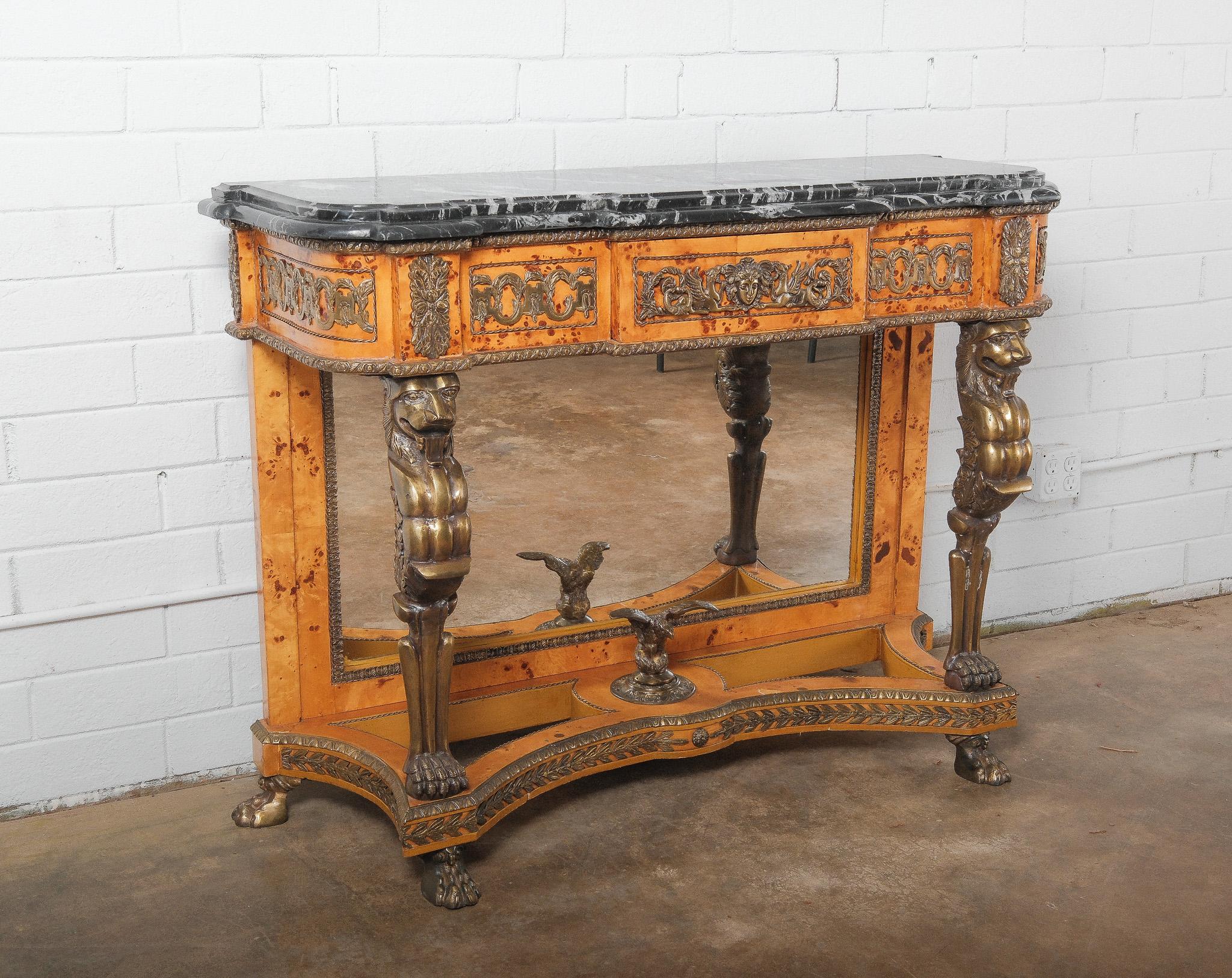 Néoclassique Table console de style Empire du 19ème siècle - Montures en bronze doré - Plateau en marbre noir en vente