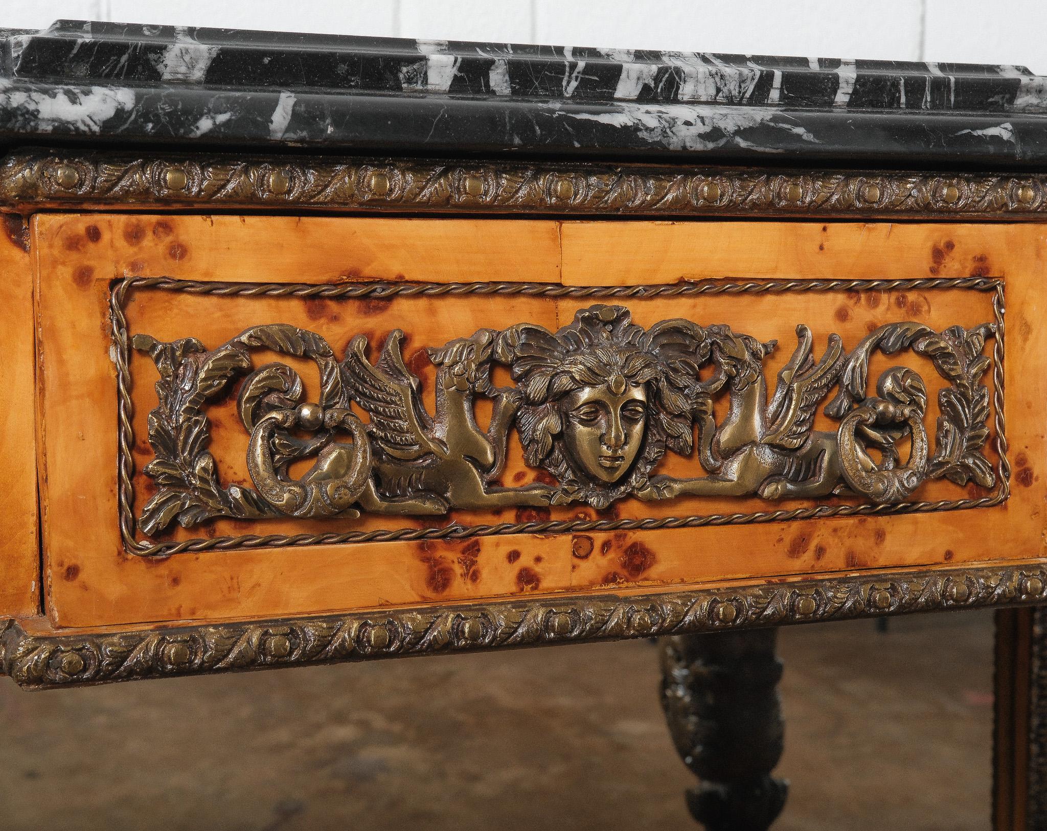 Européen Table console de style Empire du 19ème siècle - Montures en bronze doré - Plateau en marbre noir en vente