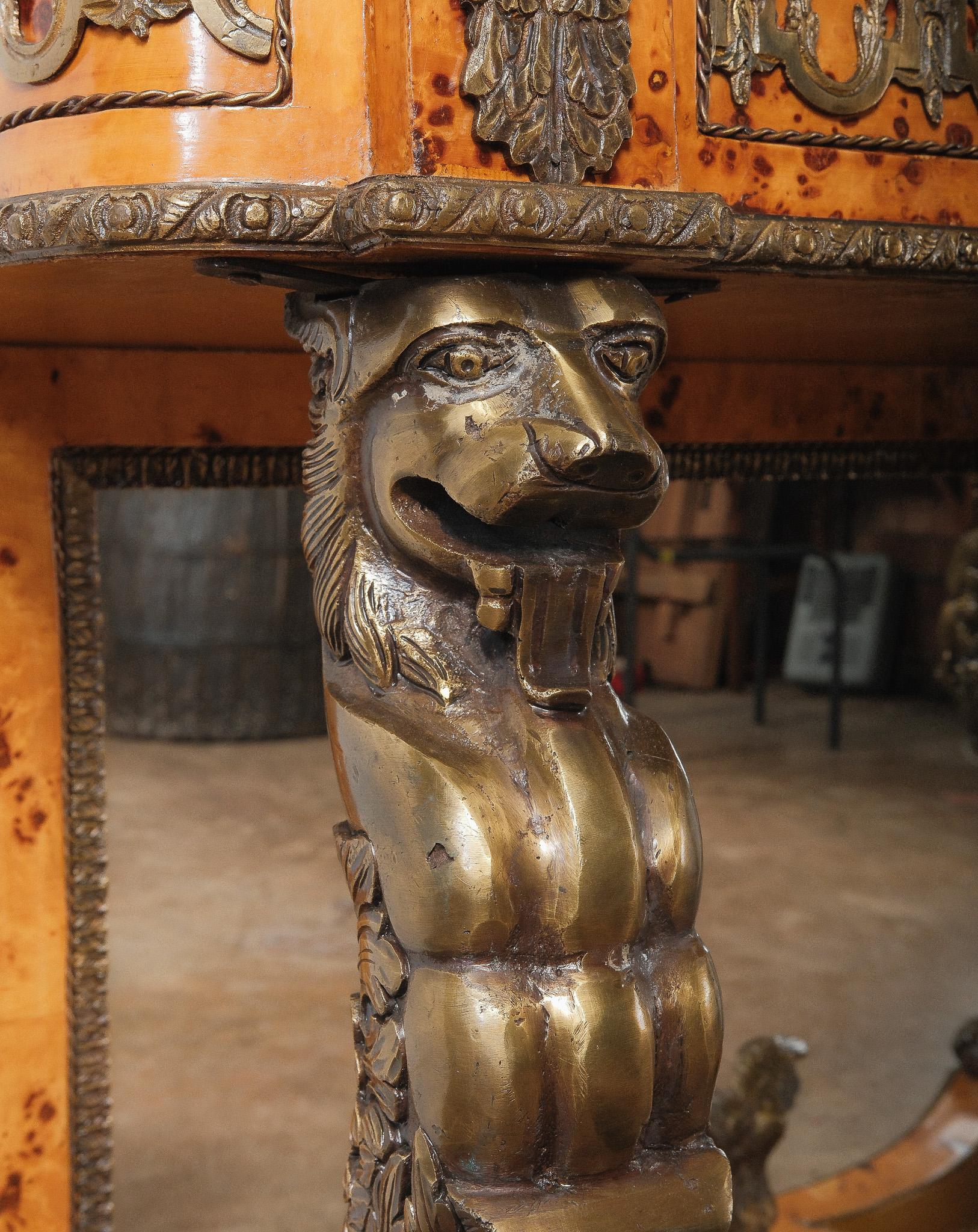 Placage Table console de style Empire du 19ème siècle - Montures en bronze doré - Plateau en marbre noir en vente