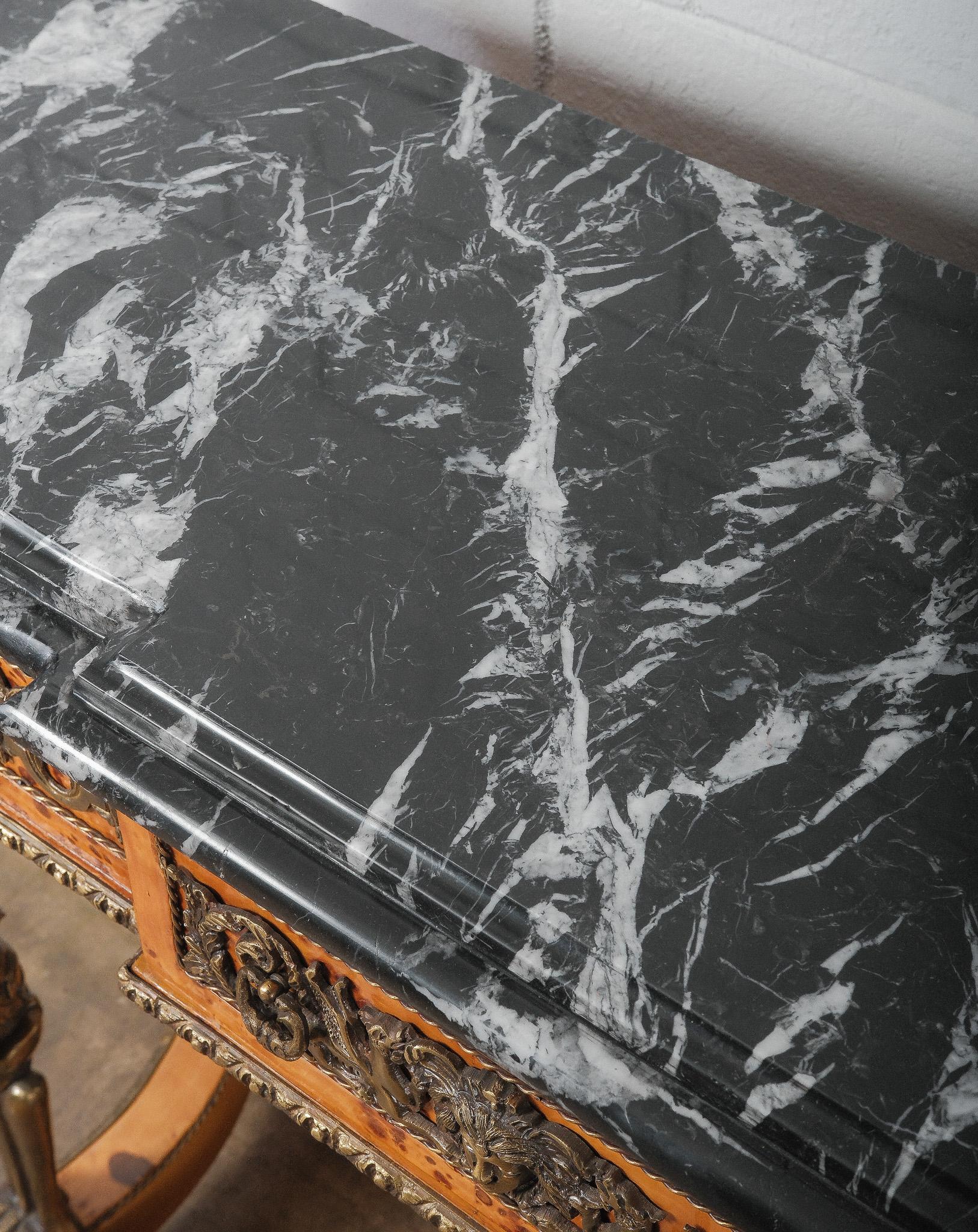 XIXe siècle Table console de style Empire du 19ème siècle - Montures en bronze doré - Plateau en marbre noir en vente