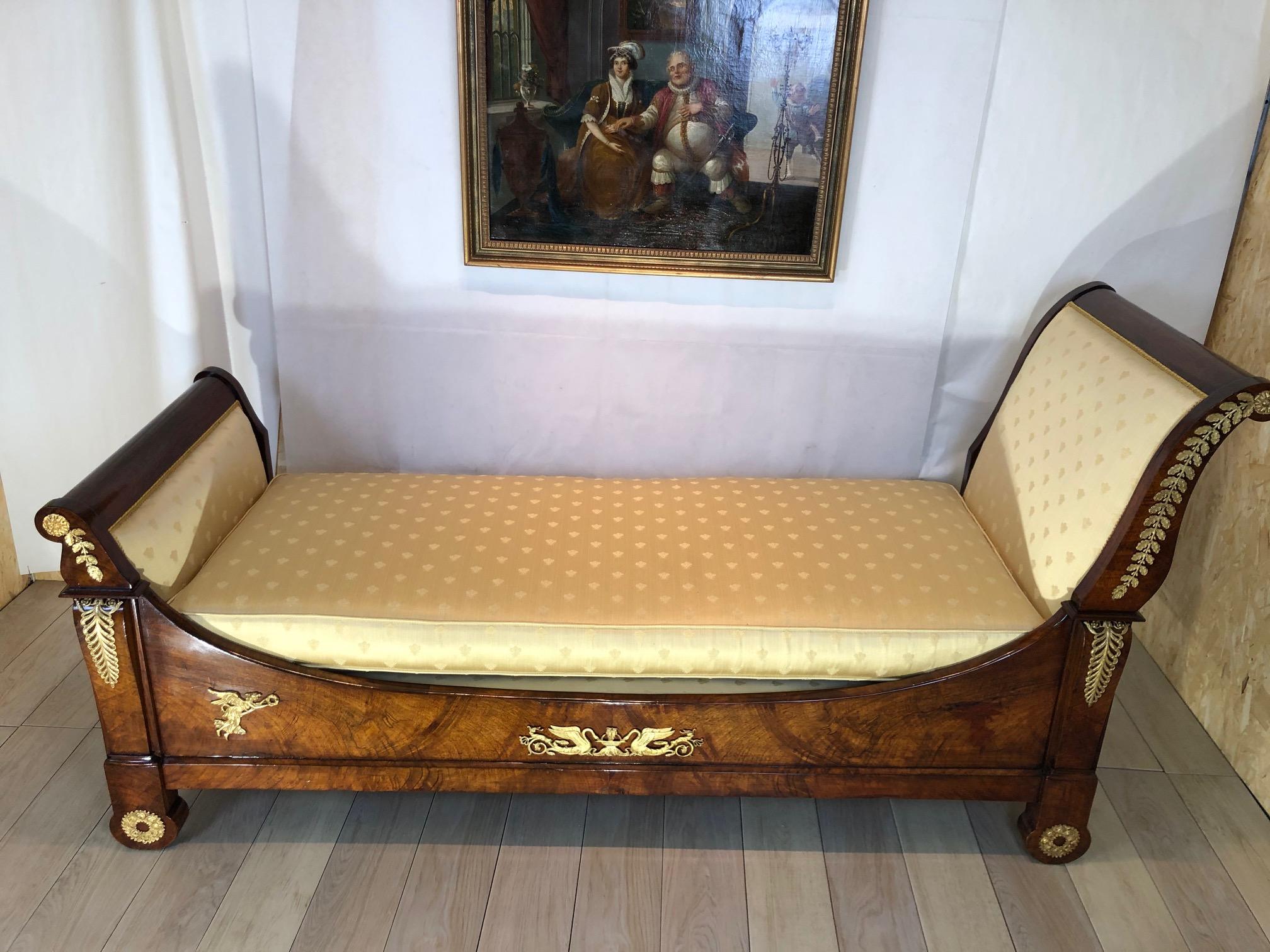 Early 19th century Empire style French dormeuse in burr walnut and gilded bronze decorations.

Dimensions:
Height 100 cm, length 200 cm, depth 70 cm

It's already restored by our atelier.
 