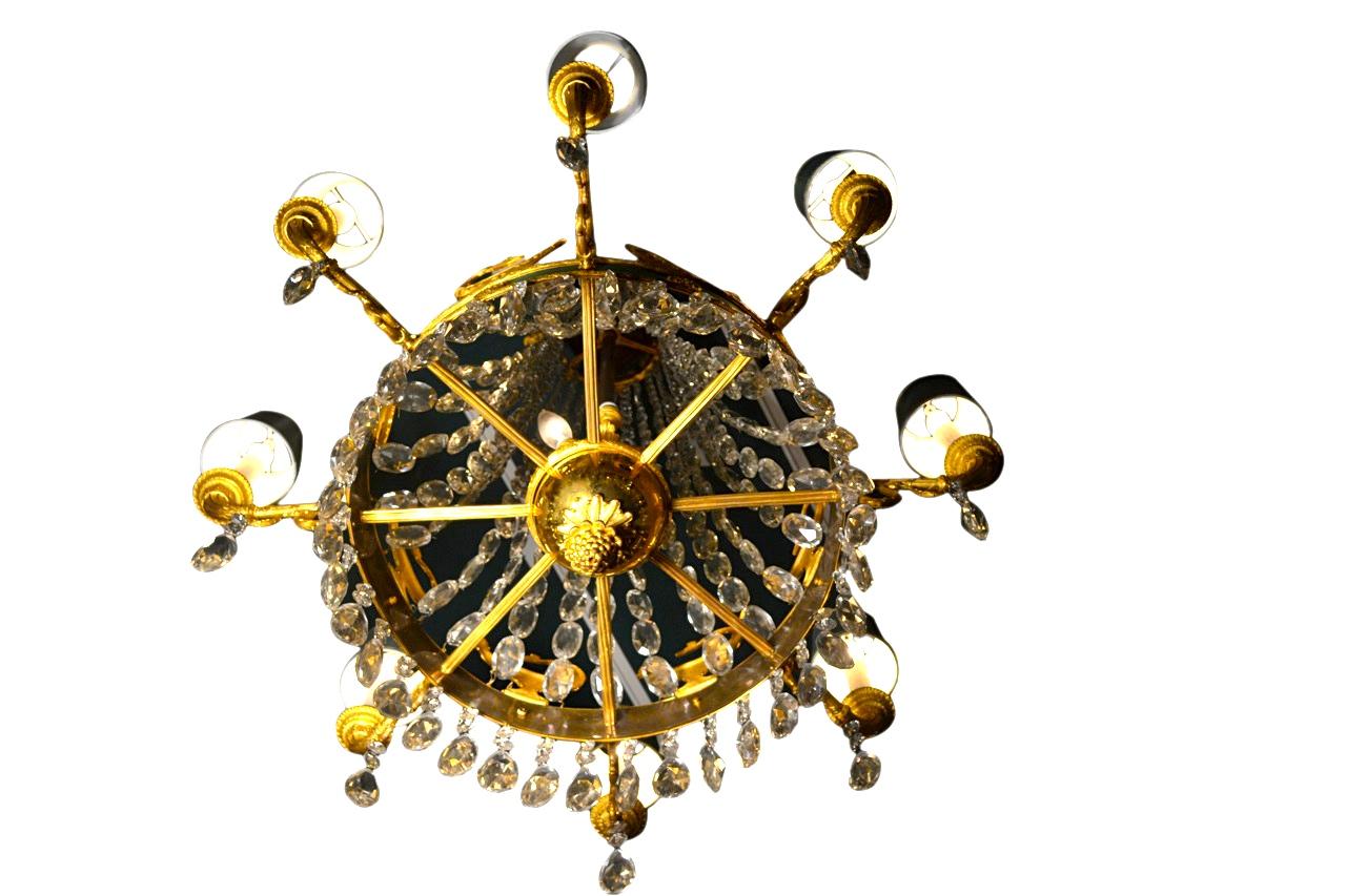 Francese Lampadario a otto bracci in cristallo e bronzo in stile Impero del XIX secolo in vendita