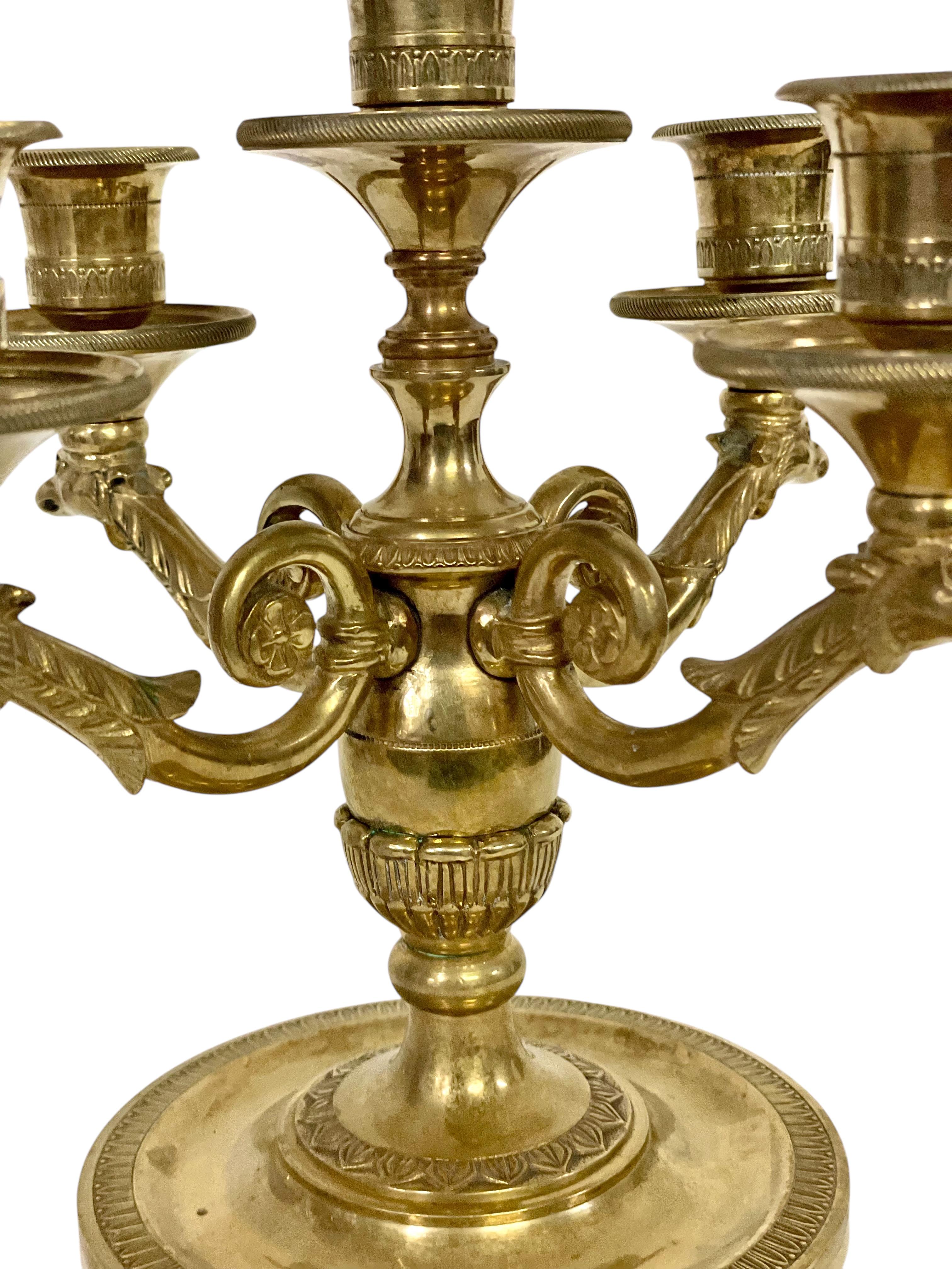Questo squisito candelabro in bronzo dorato francese della fine del XIX secolo è una splendida rappresentazione di artigianato ed eleganza senza tempo. Progettato con cinque portacandele, riflette la grandezza dello stile Impero francese o dello