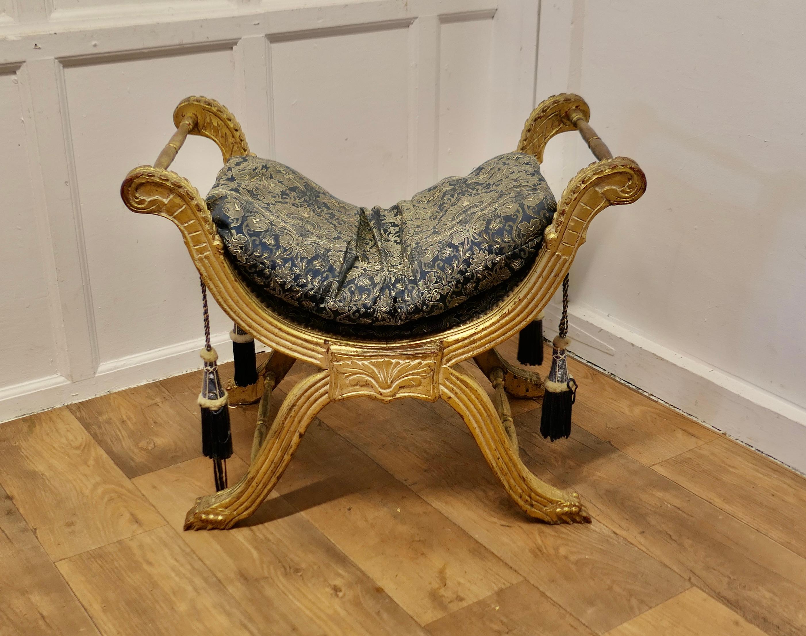 Néoclassique Tabouret de style Empire du 19ème siècle avec cadre en X doré   Une superbe pièce en vente