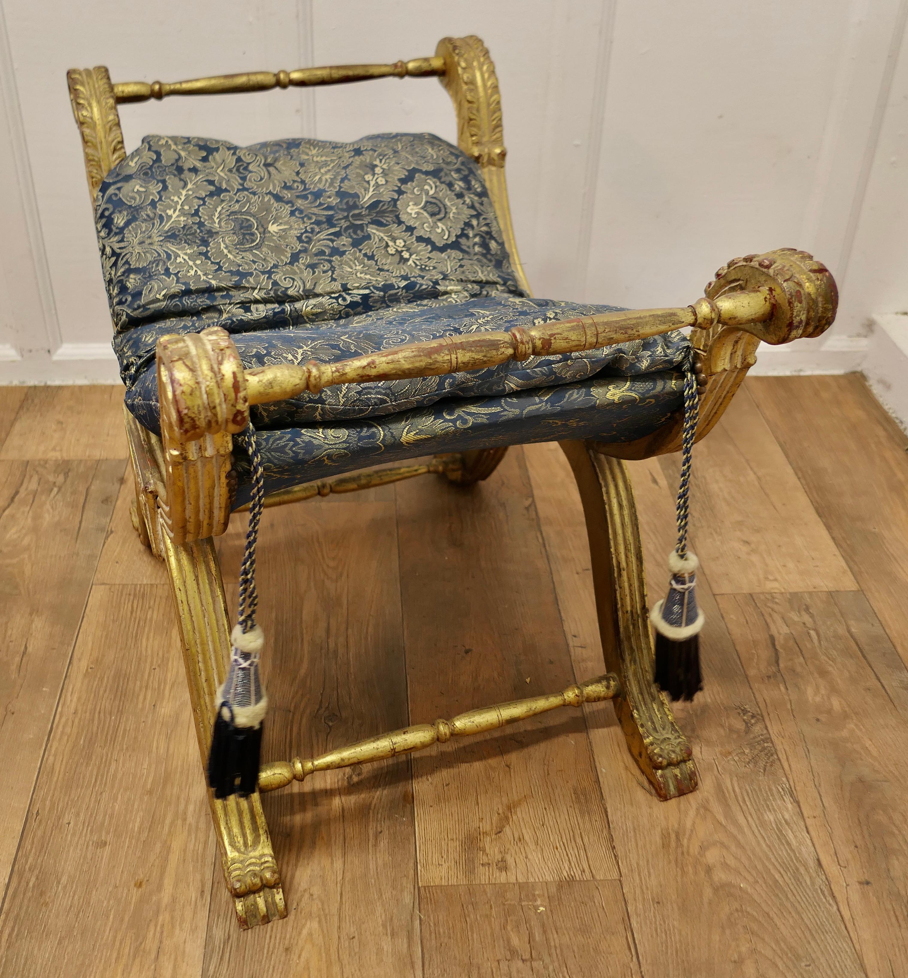 XIXe siècle Tabouret de style Empire du 19ème siècle avec cadre en X doré   Une superbe pièce en vente