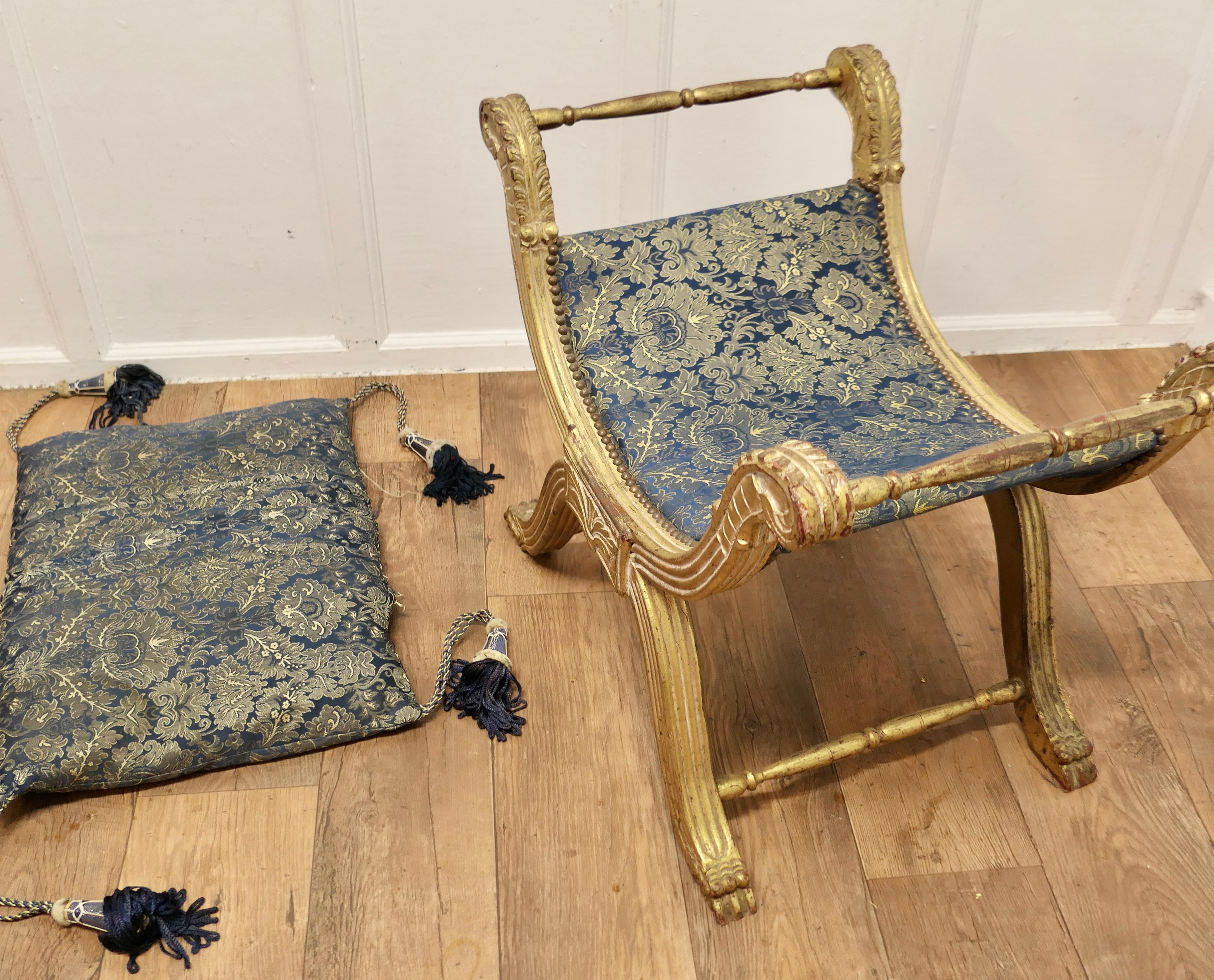 Bois doré Tabouret de style Empire du 19ème siècle avec cadre en X doré   Une superbe pièce en vente