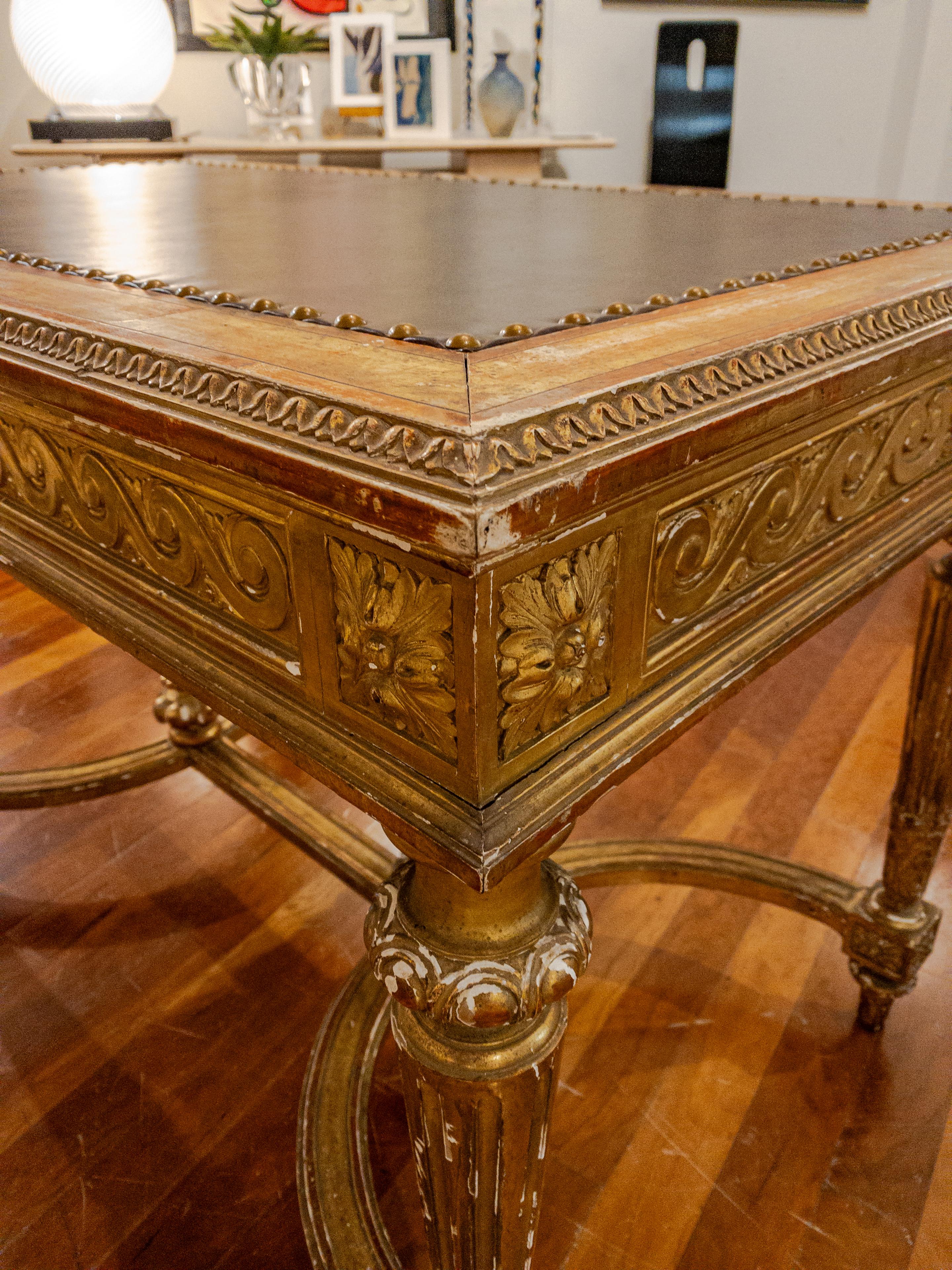 Feuille d'or Table de bibliothèque / bureau à feuilles d'or de style Empire du 19e siècle en vente