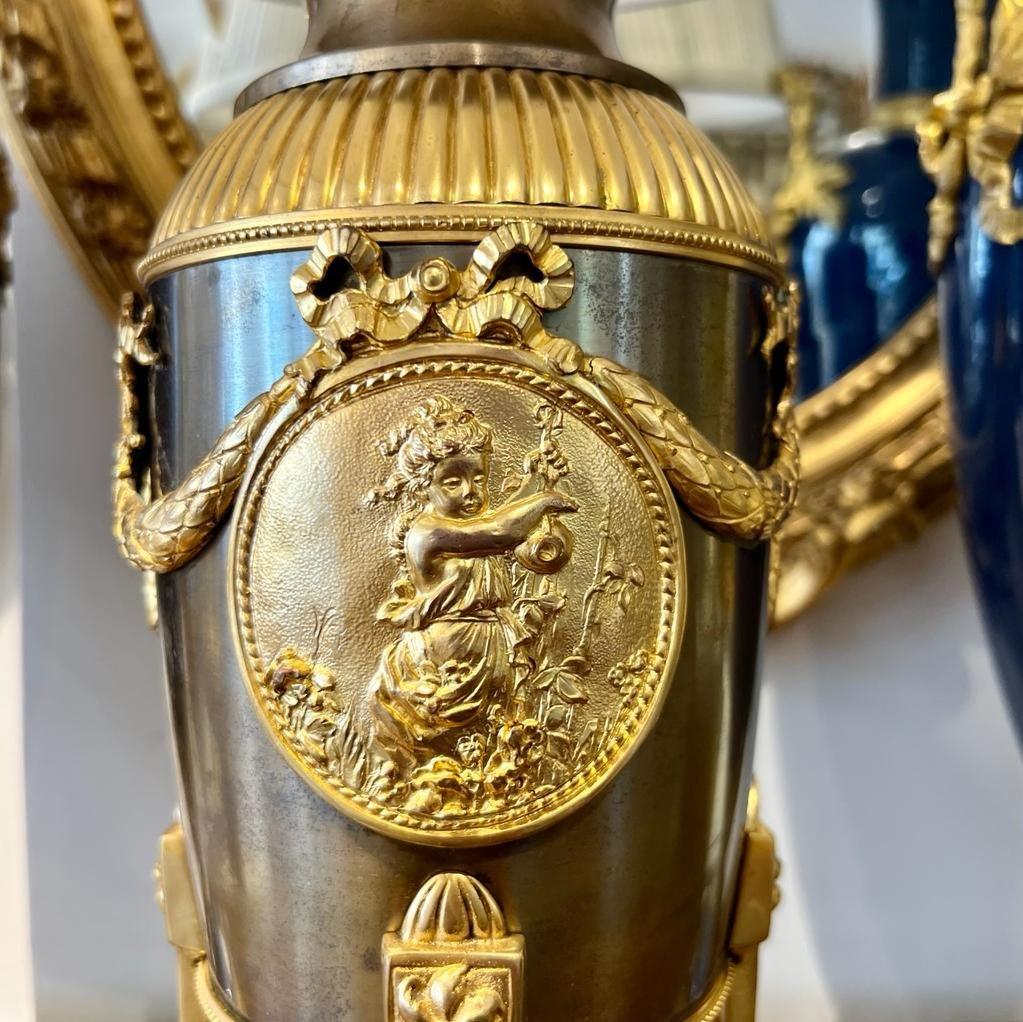 Lámpara de estilo imperio del siglo XIX en bronce dorado y pátina marrón con base de mármol Francés en venta