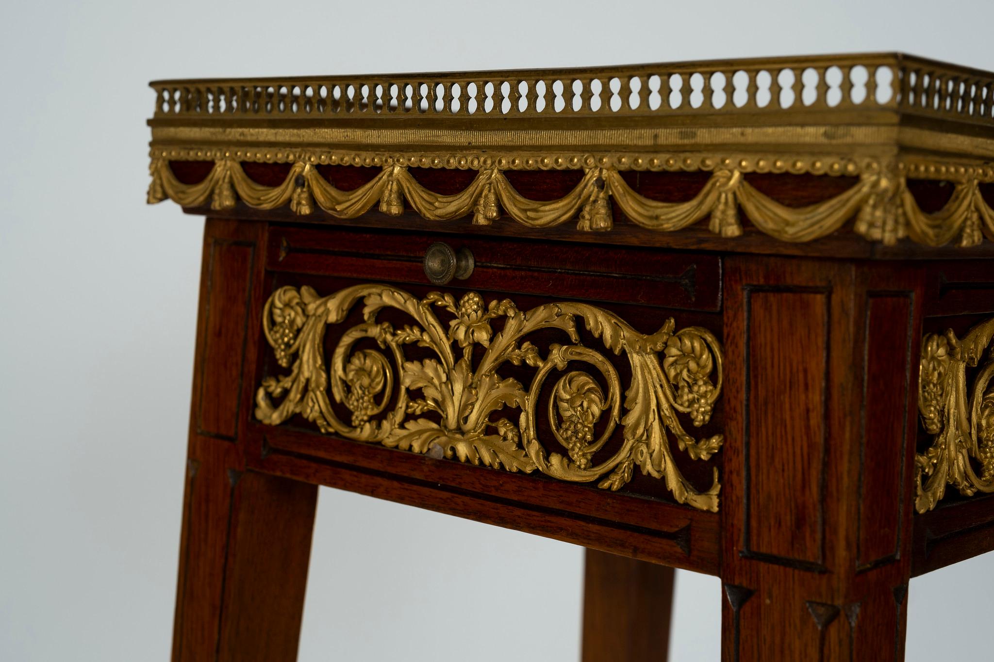 Marbre Support de table en acajou de style Empire du 19ème siècle en vente