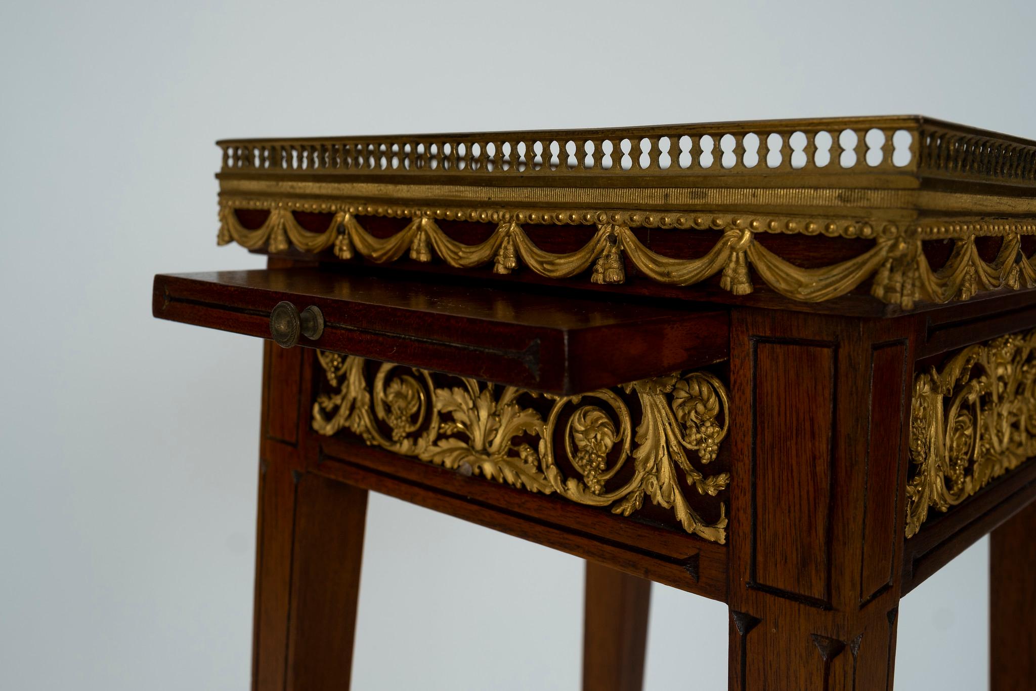 Support de table en acajou de style Empire du 19ème siècle en vente 1