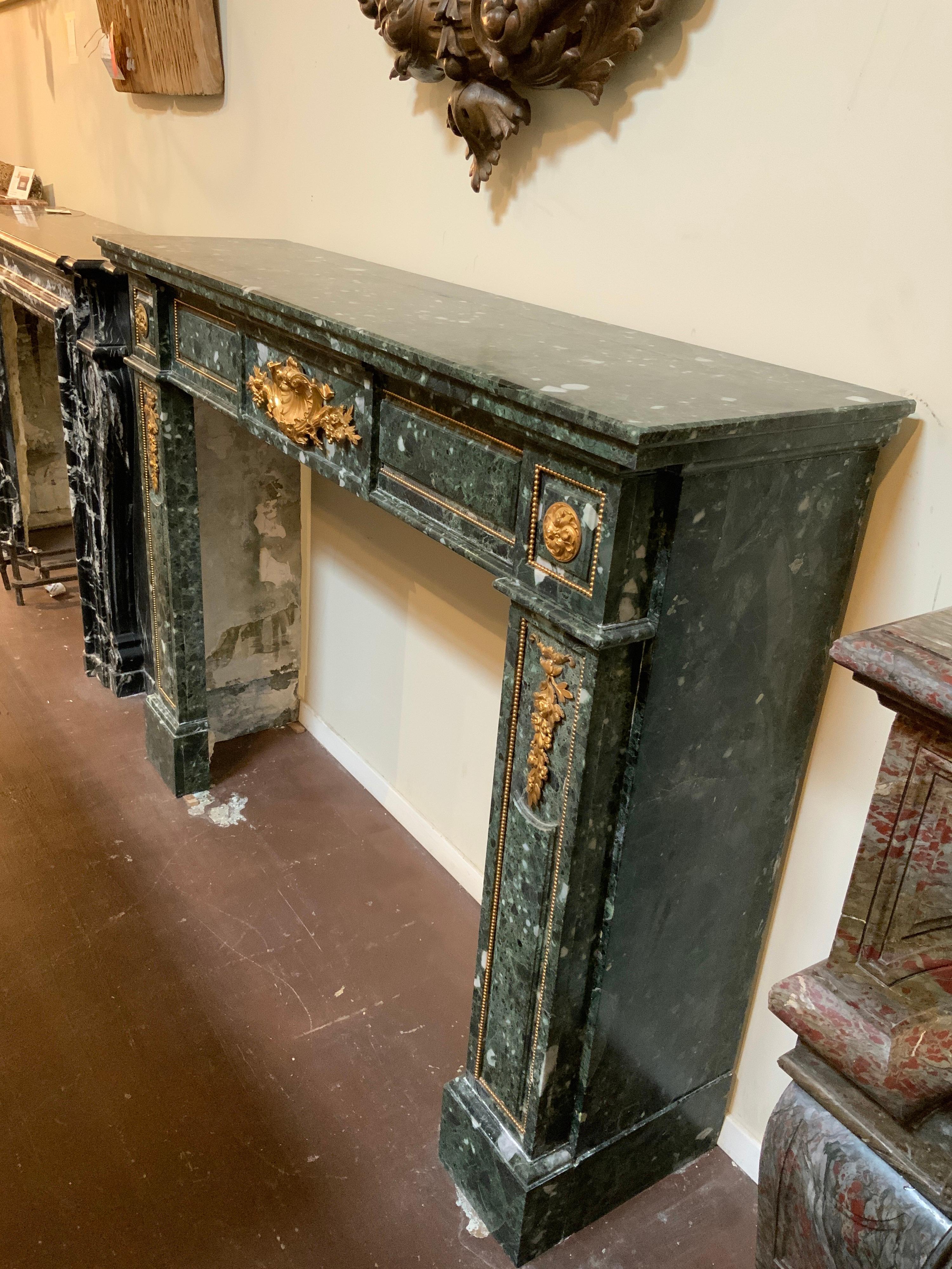 This Empire style marble mantel origins from France, circa 1880.

Firebox measurements: 43.50