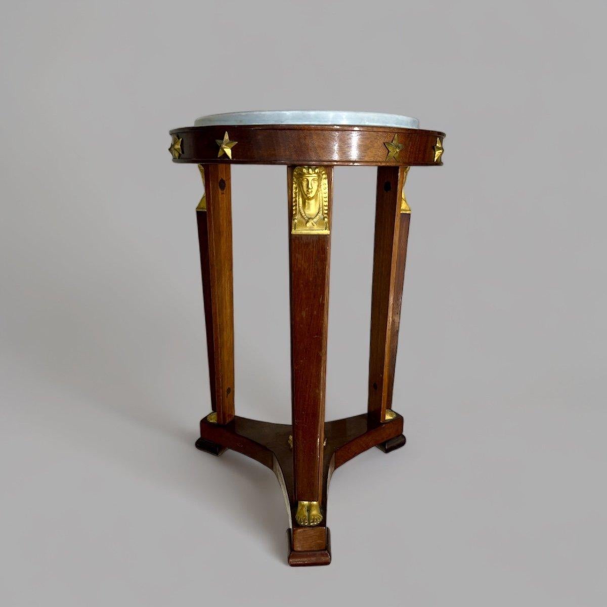 Français Paire de piédestaux de style Empire du 19ème siècle en acajou et bronze doré en vente