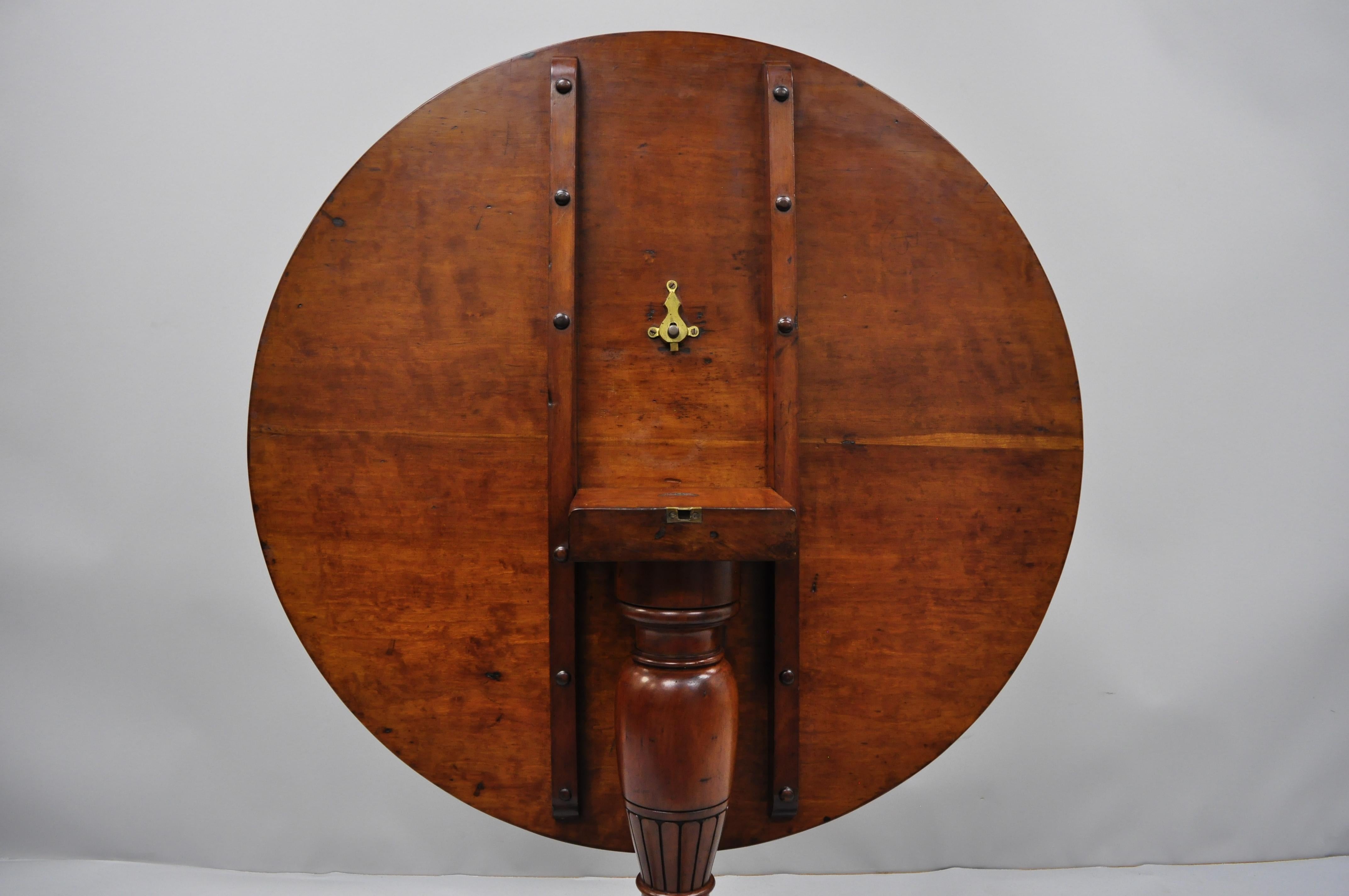 Runder Mahagoni-Tisch im Empire-Stil des 19. Jahrhunderts mit Klappplatte und Bronze-Goldbronze im Angebot 8