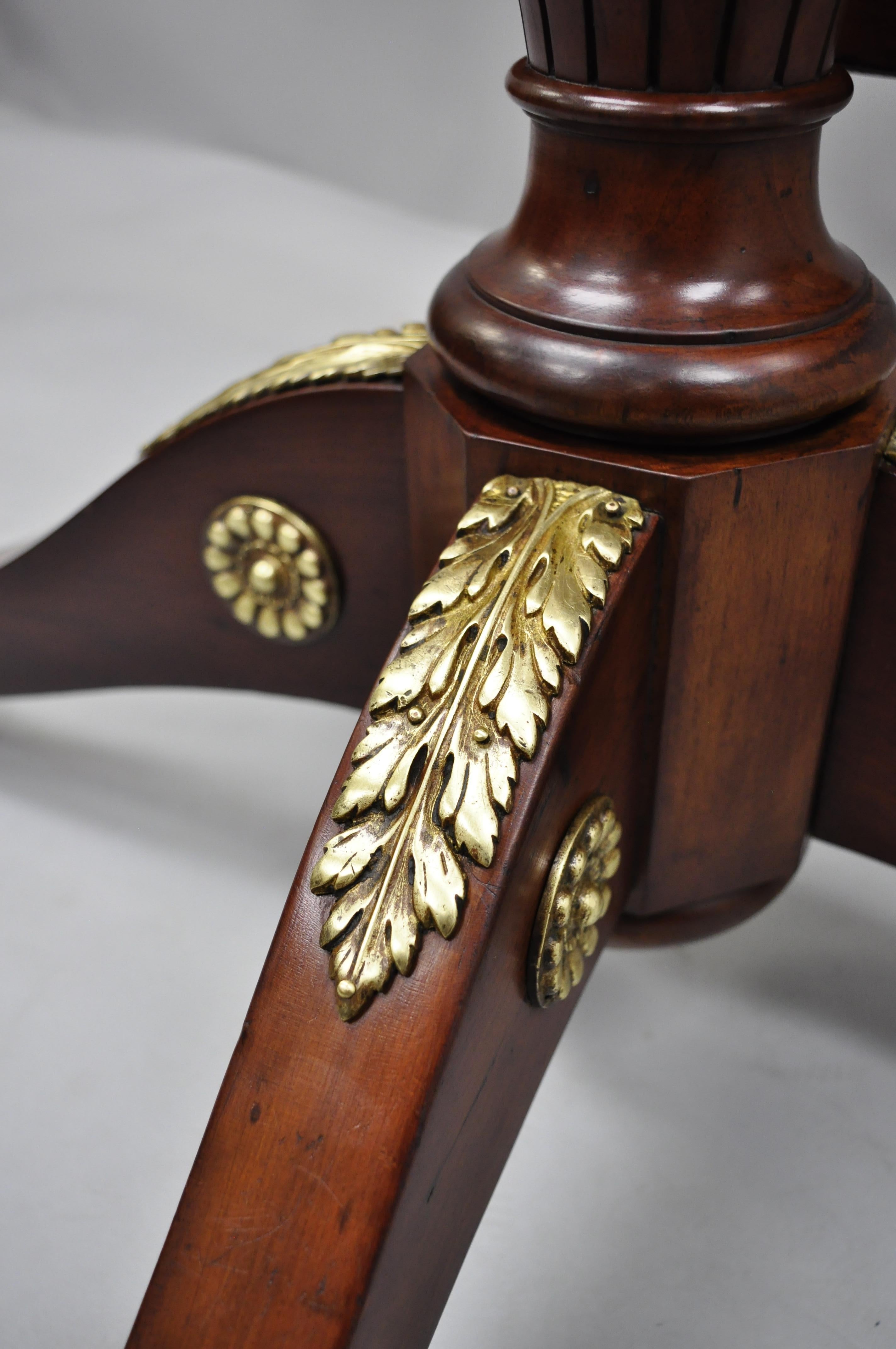 Runder Mahagoni-Tisch im Empire-Stil des 19. Jahrhunderts mit Klappplatte und Bronze-Goldbronze im Zustand „Gut“ im Angebot in Philadelphia, PA