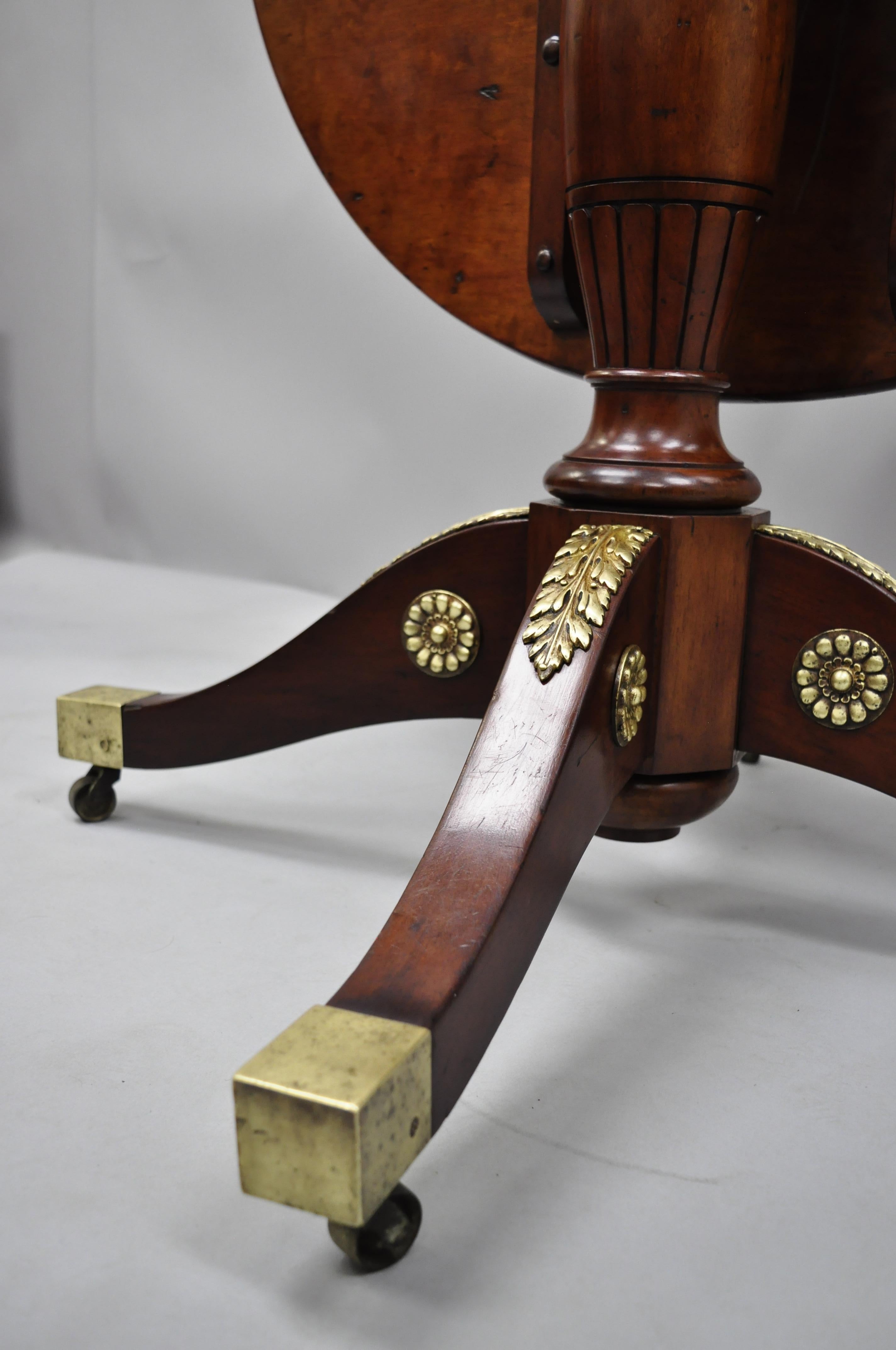 Runder Mahagoni-Tisch im Empire-Stil des 19. Jahrhunderts mit Klappplatte und Bronze-Goldbronze im Angebot 3