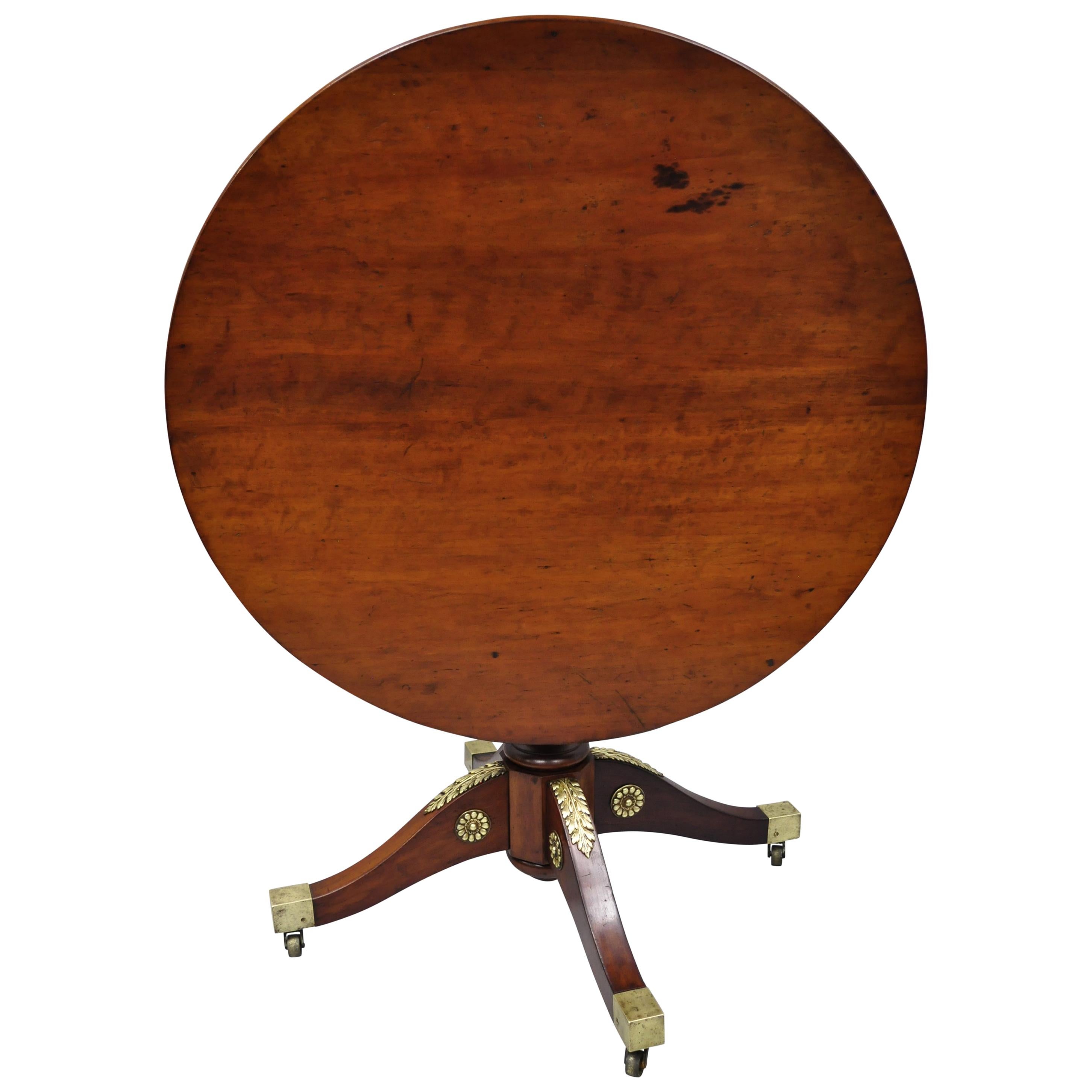 Runder Mahagoni-Tisch im Empire-Stil des 19. Jahrhunderts mit Klappplatte und Bronze-Goldbronze im Angebot