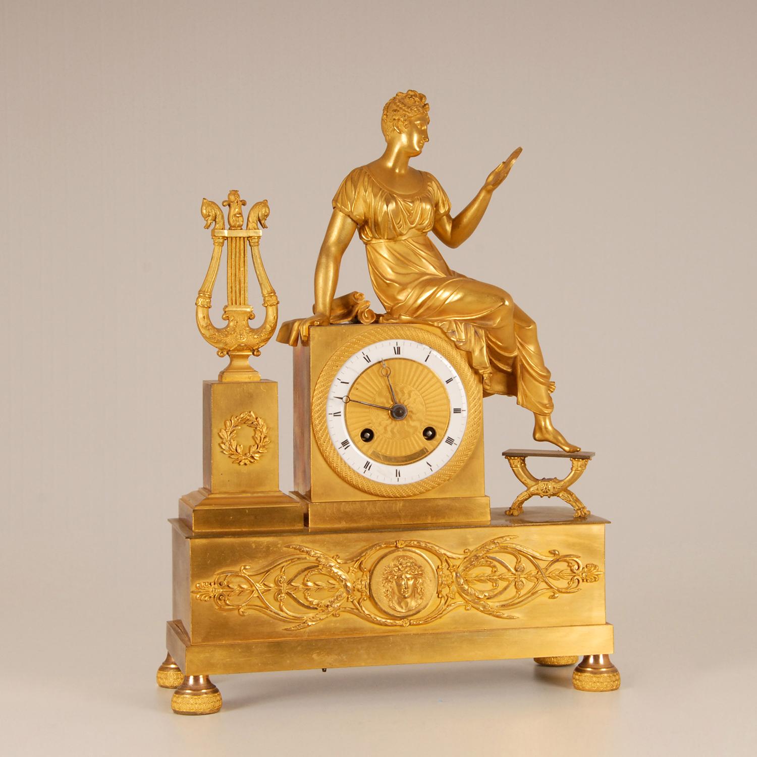 Ancienne pendule française 1er Empire en bronze doré au feu.
Attribué à Pierre-Philippe Thomire.
Représentation de Laura de Noves

Laura était l'épouse du comte Hugues de Sade.
Elle s'est mariée en 1325 à l'âge de 15 ans.
Laura a eu une grande