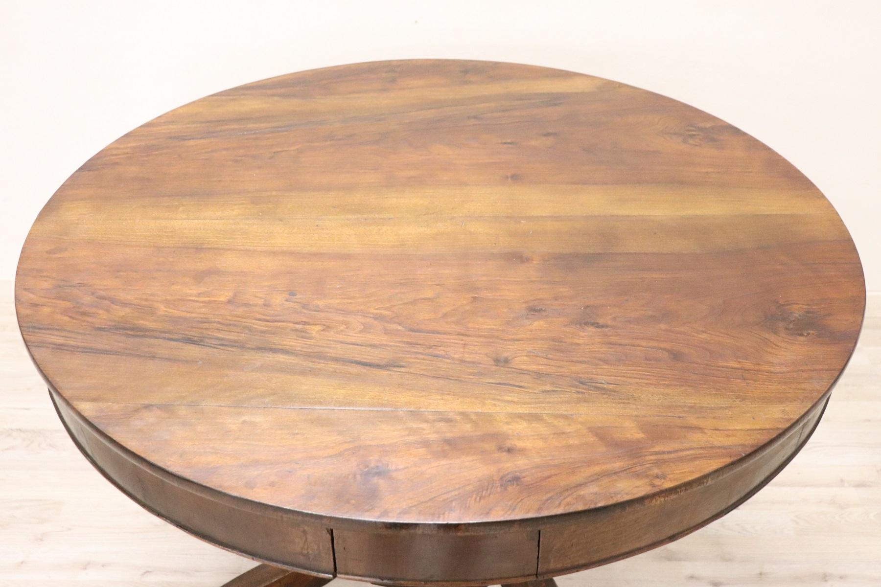 19th Century Empire Walnut Round Centre Table In Good Condition In Casale Monferrato, IT