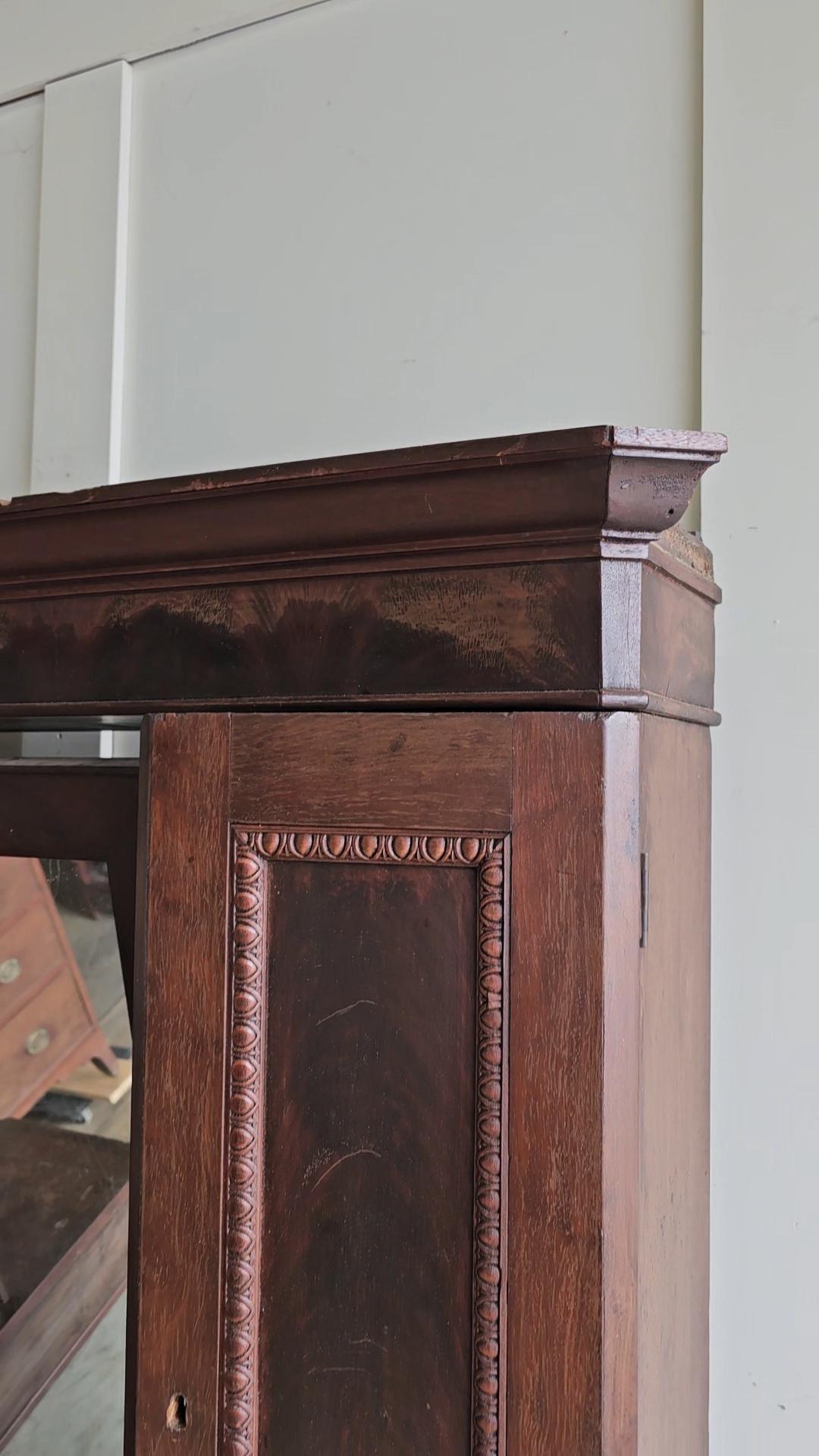 Raro esempio di artigianato dell'Impero Americano, questo mobile per parrucche del 1840 circa mostra le linee audaci e scultoree e i materiali raffinati caratteristici dell'epoca. Realizzato in noce massiccio con accenti di impiallacciatura a fiamma