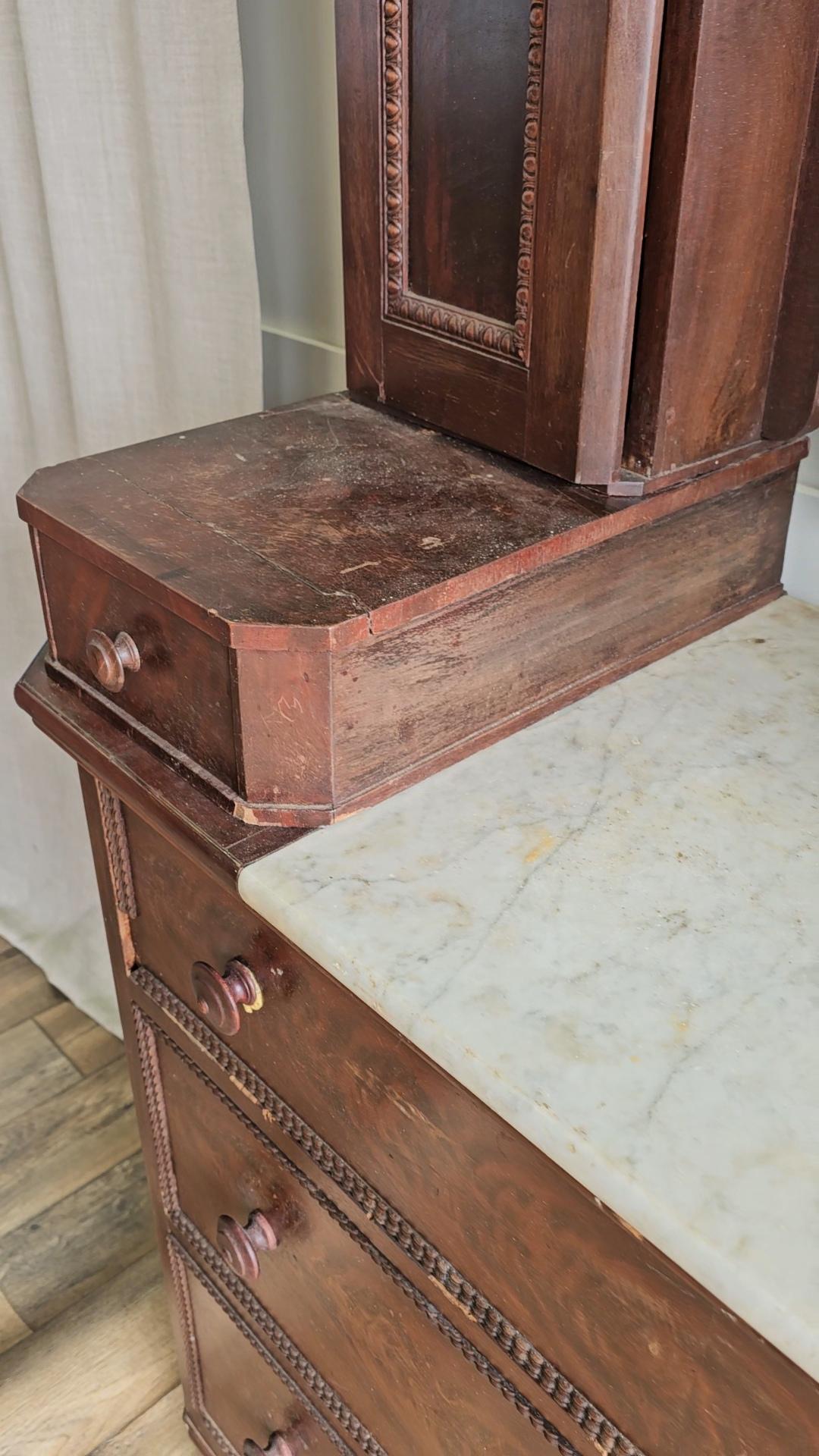 Comò con parrucca Impero del XIX secolo - Non restaurato, restauro in corso In condizioni buone in vendita a Unionville, TN