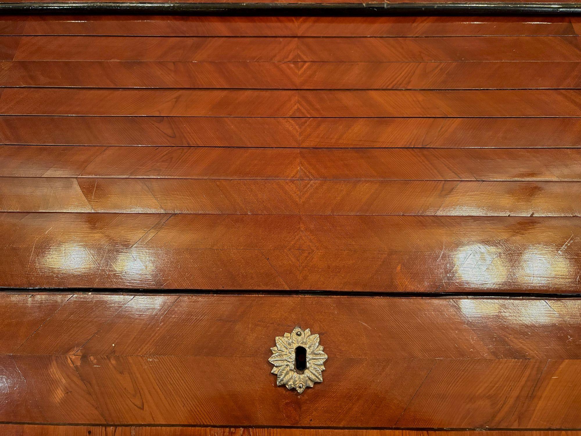 Bureau Empire du XIXe siècle avec plateau à roulettes, bois de noyer, Autriche vers 1800 en vente 5