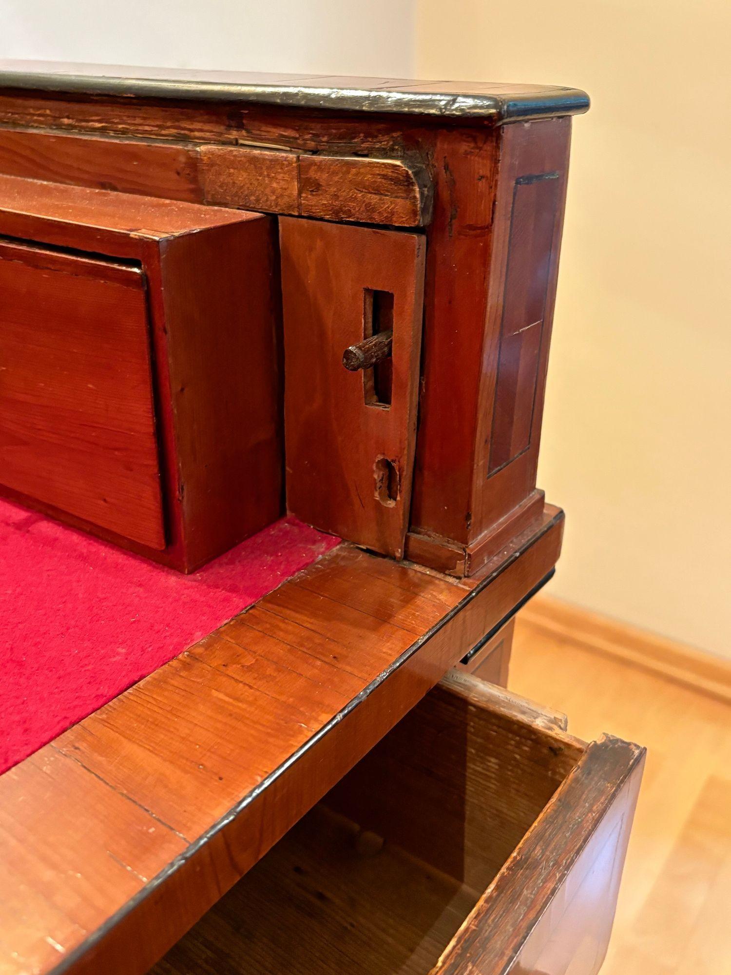 Bureau Empire du XIXe siècle avec plateau à roulettes, bois de noyer, Autriche vers 1800 en vente 8