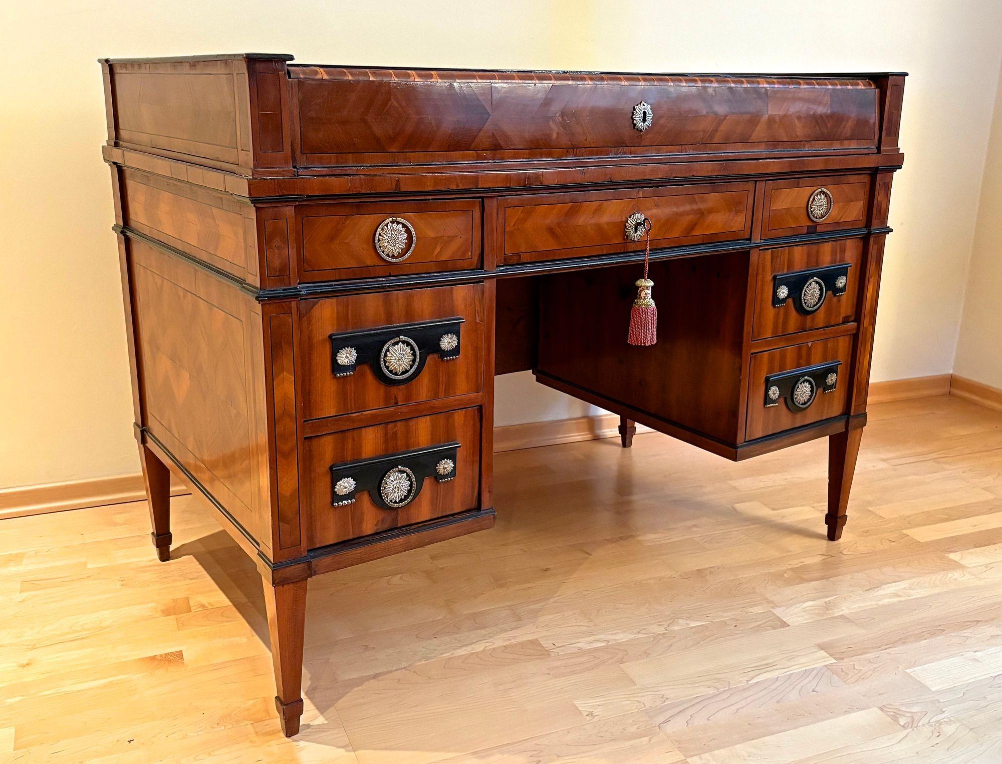 Bureau Empire du XIXe siècle avec plateau à roulettes, bois de noyer, Autriche vers 1800 en vente 12