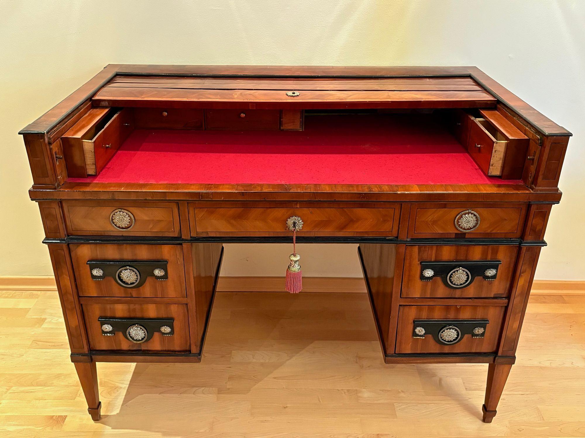 Bureau Empire du XIXe siècle avec plateau à roulettes, bois de noyer, Autriche vers 1800 Bon état - En vente à Lichtenberg, AT