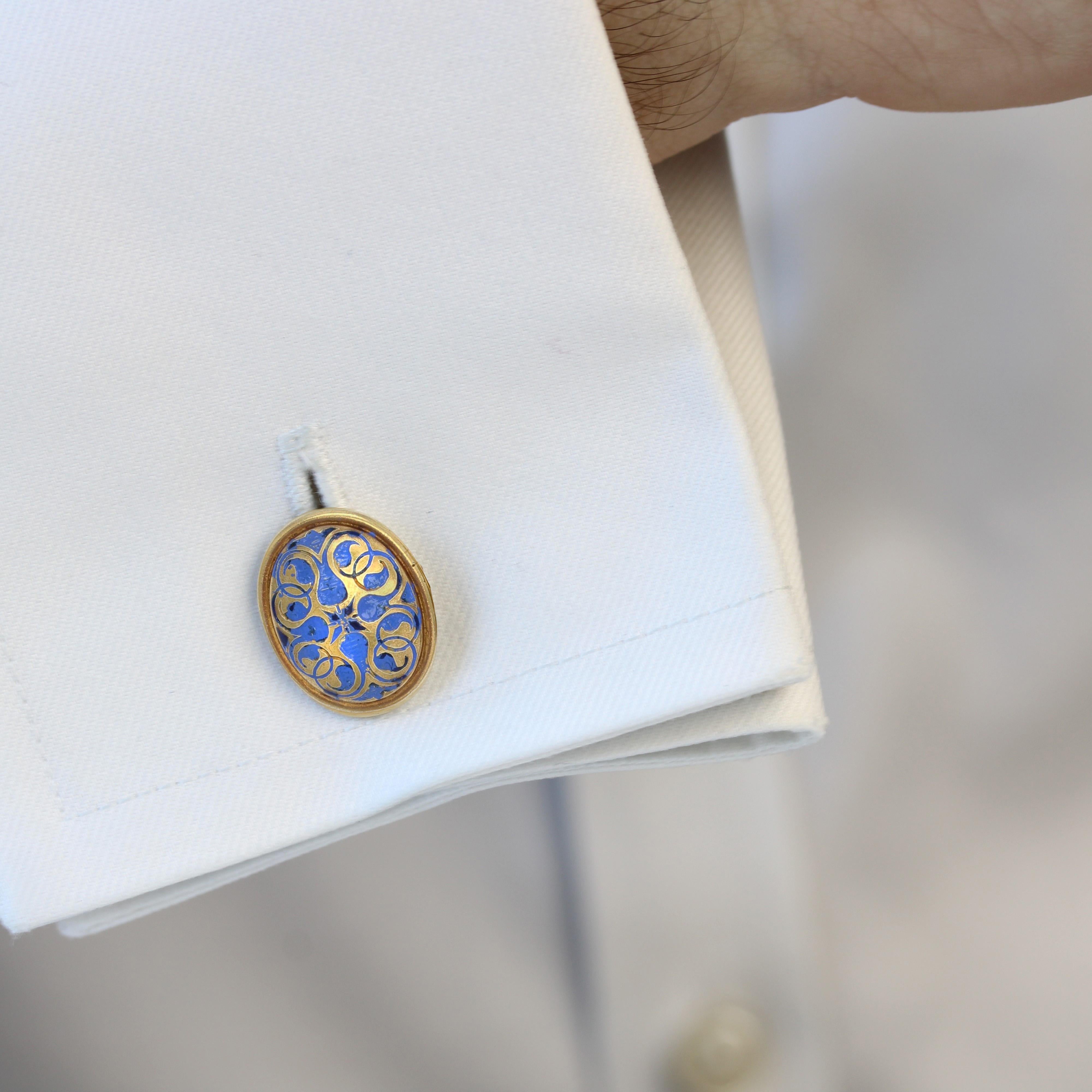 Pair of cufflinks in 14 karat yellow gold, shell hellmark.
Each antique cufflink consists of two shield patterns, chiseled with blue enamel arabesque patterns. They are held by a figure eight.
Height : 16,6 mm, width : 13,3 mm, thickness : 0,6