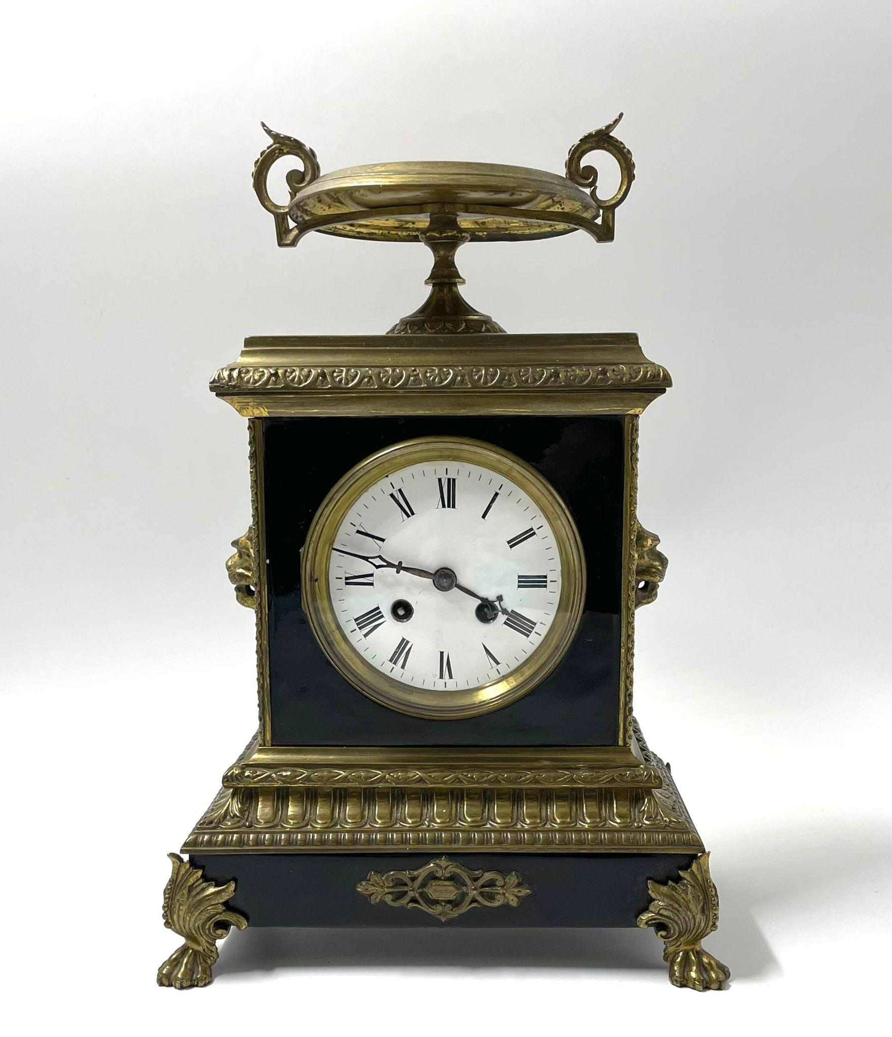 Eine schöne französische Napoleon-III-Manteluhr aus dem 19. Jahrhundert von guter Qualität.
Schwarzes Emaille und vergoldete Bronzegehäuse, Löwenmasken an den Seiten auf Krallenfüßen. Die Uhr und die Schlagglocke funktionieren perfekt, mit Schlüssel