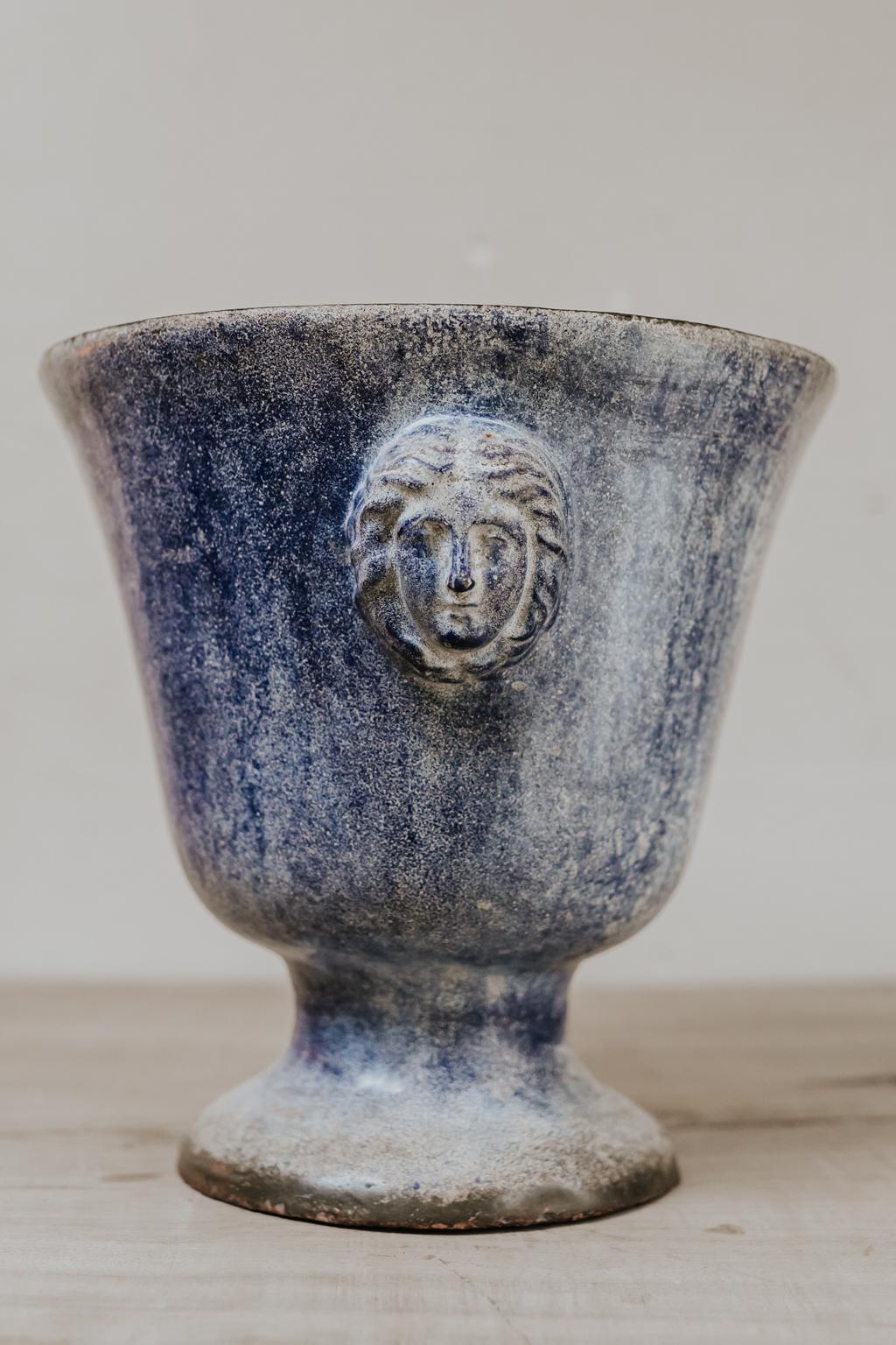 Wunderschöne blaue Patina auf der Emaille dieser gusseisernen Gartenurne/Vase::
. Kann sowohl drinnen als auch draußen verwendet werden.