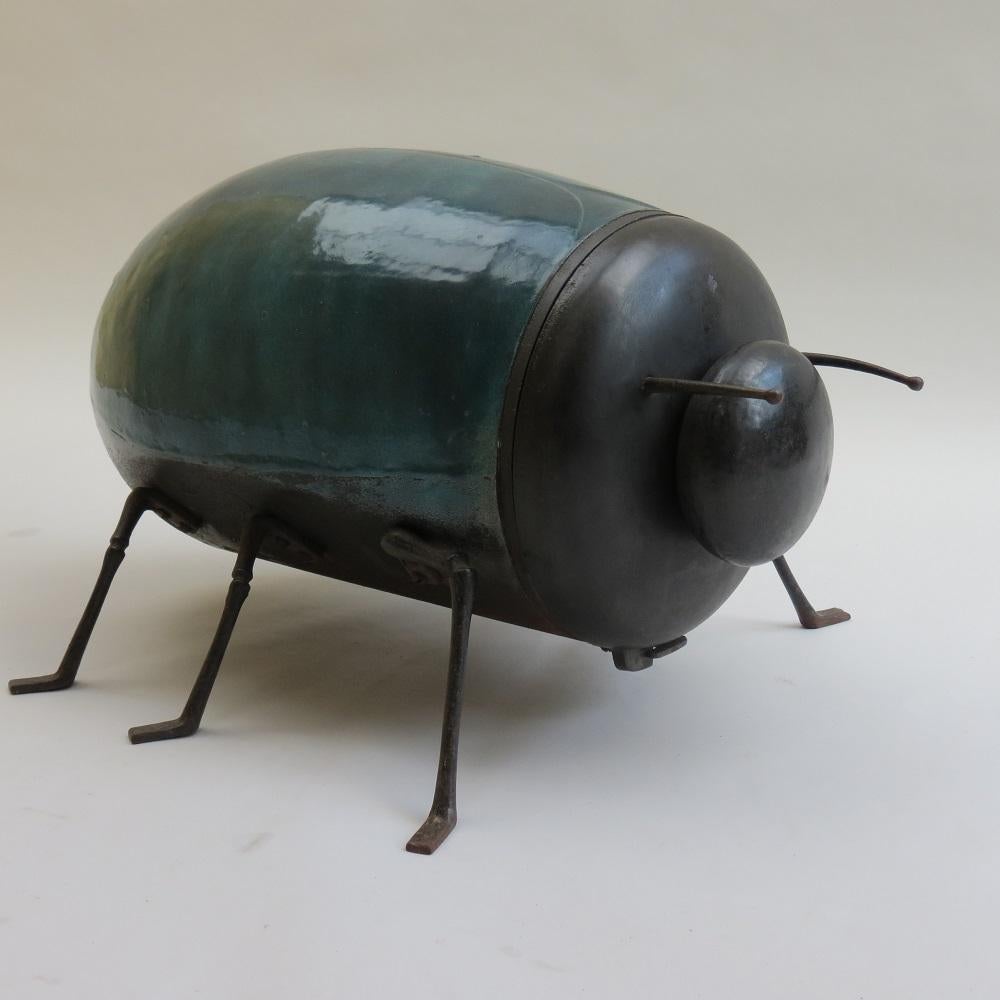 Stufa a legna in ghisa smaltata del XIX secolo Le Scarabee Paris No 1
Stufa a legna in ghisa smaltata di ottima fattura, risalente al 1860/1880, a forma di scarabeo.
La testa si solleva per consentire di caricare la legna nella parte anteriore del