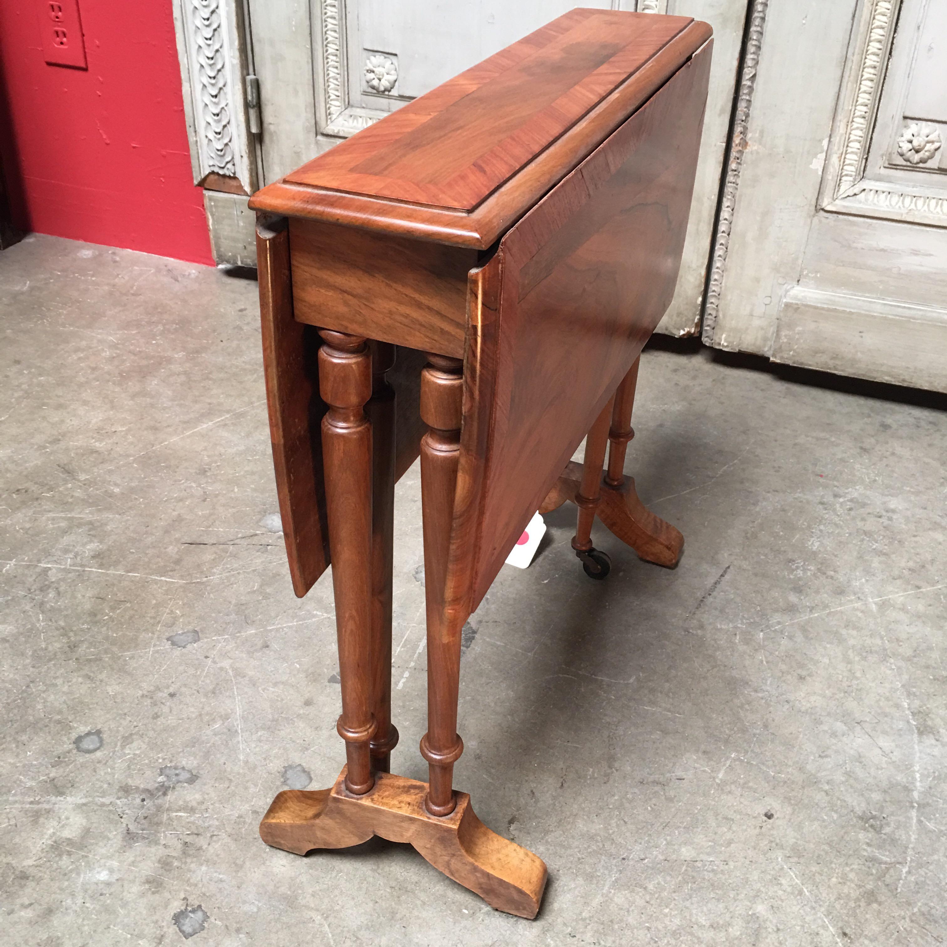 19th Century English Sutherland Drop-Leaf Table in Walnut and Kingwood Veneer For Sale 4