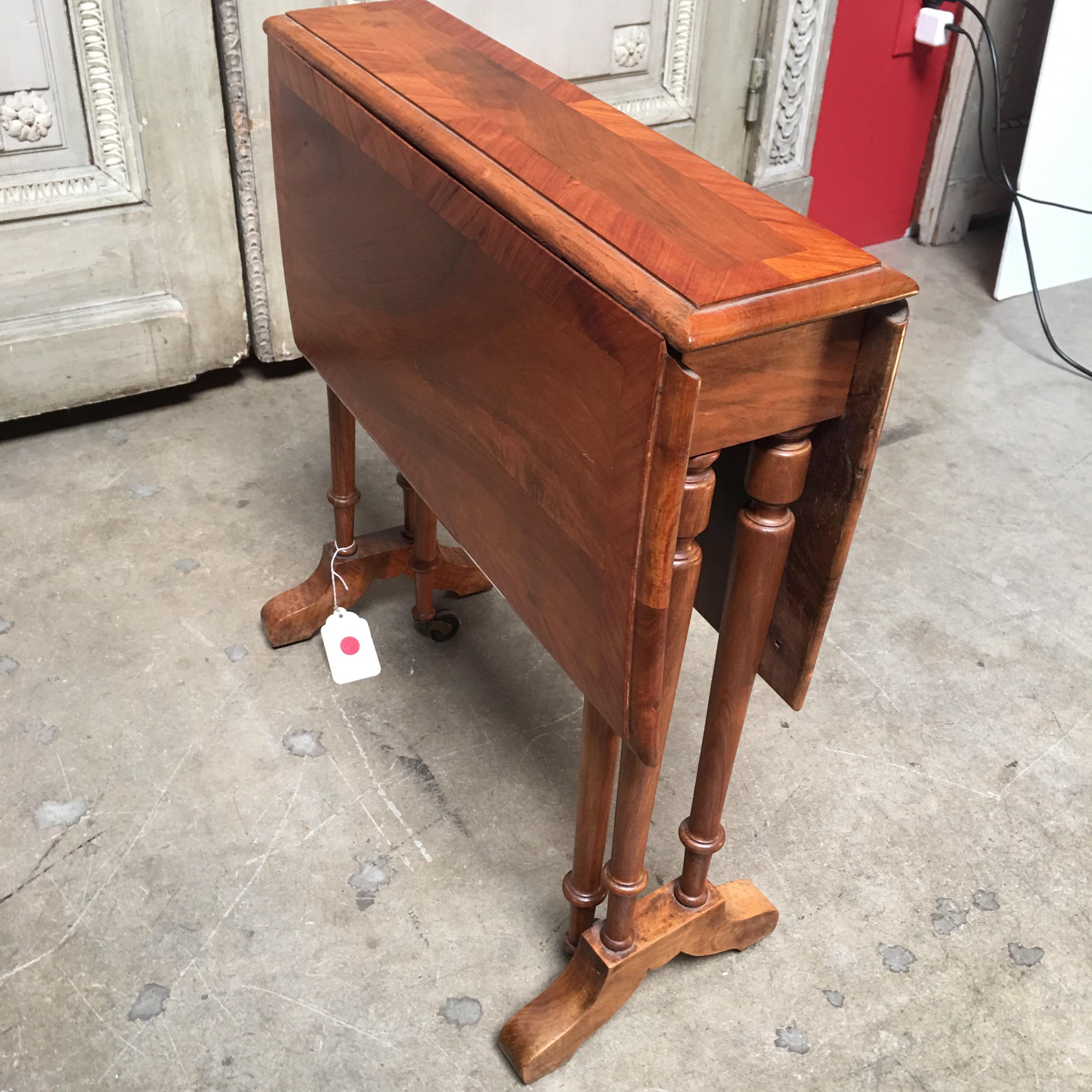 19th Century English Sutherland Drop-Leaf Table in Walnut and Kingwood Veneer For Sale 5