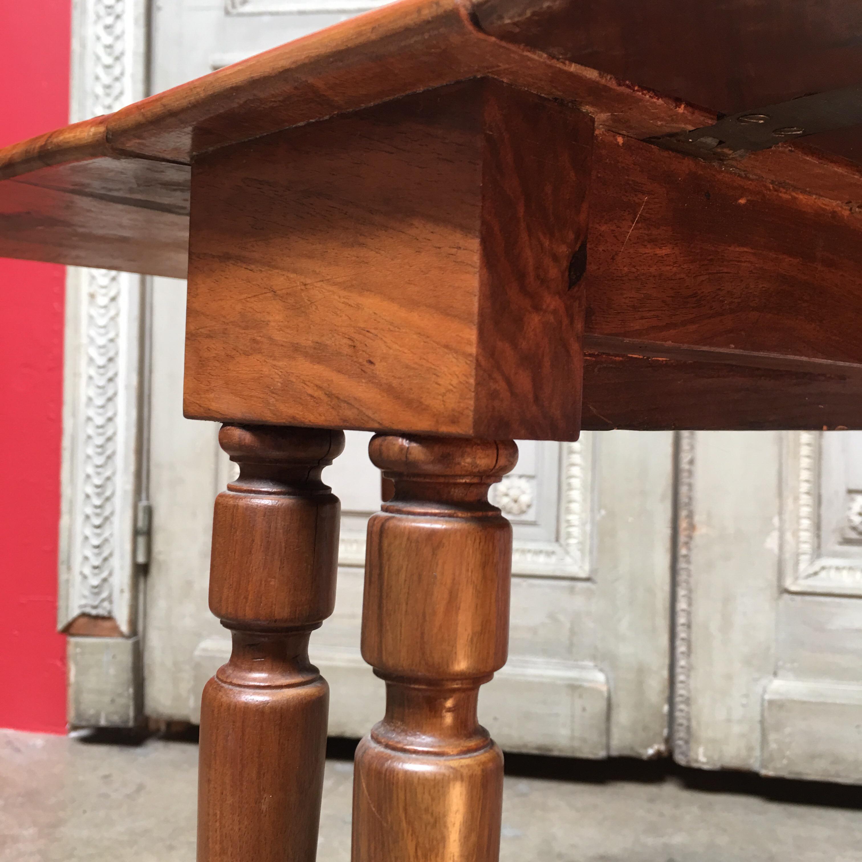 19th Century English Sutherland Drop-Leaf Table in Walnut and Kingwood Veneer For Sale 8