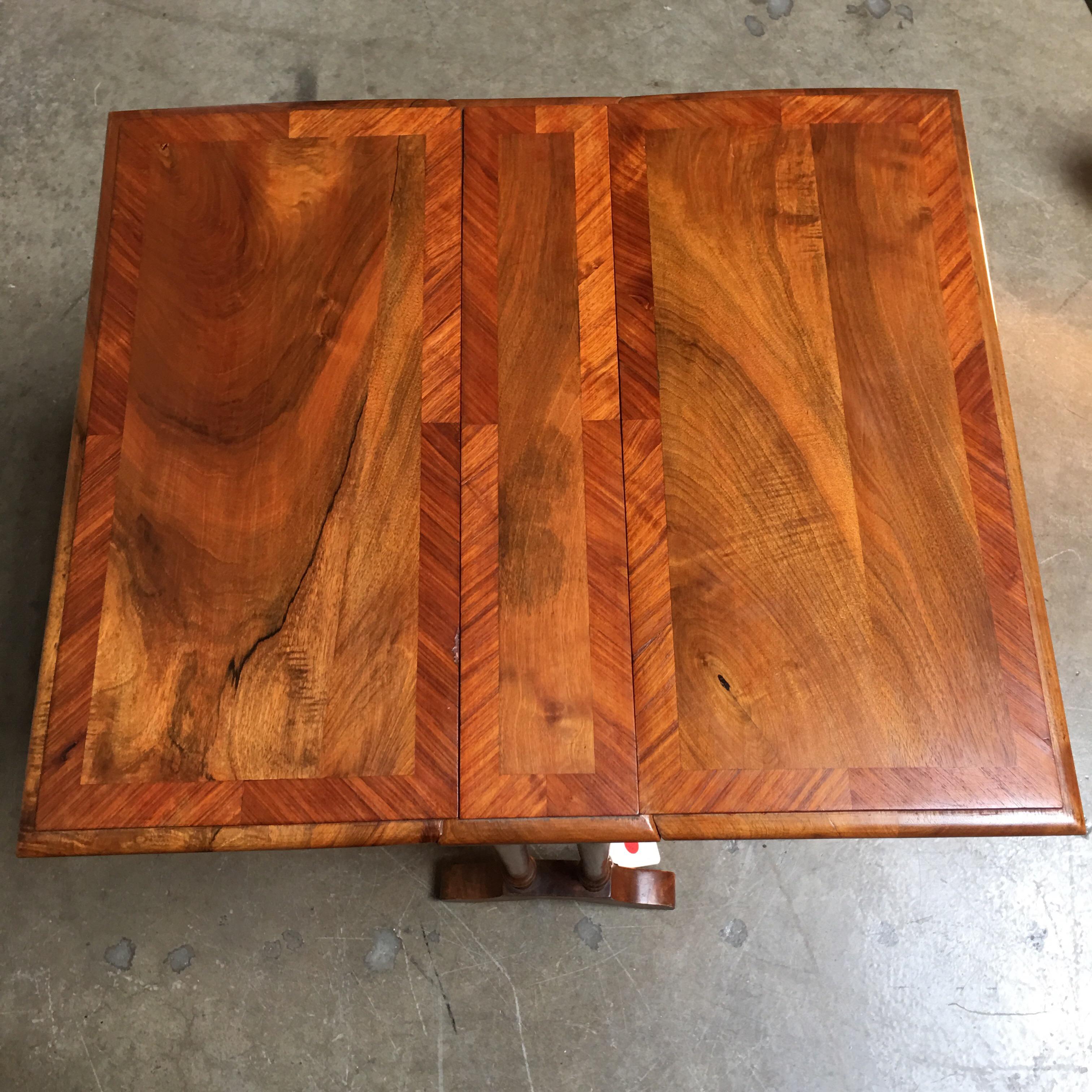 Carved 19th Century English Sutherland Drop-Leaf Table in Walnut and Kingwood Veneer For Sale