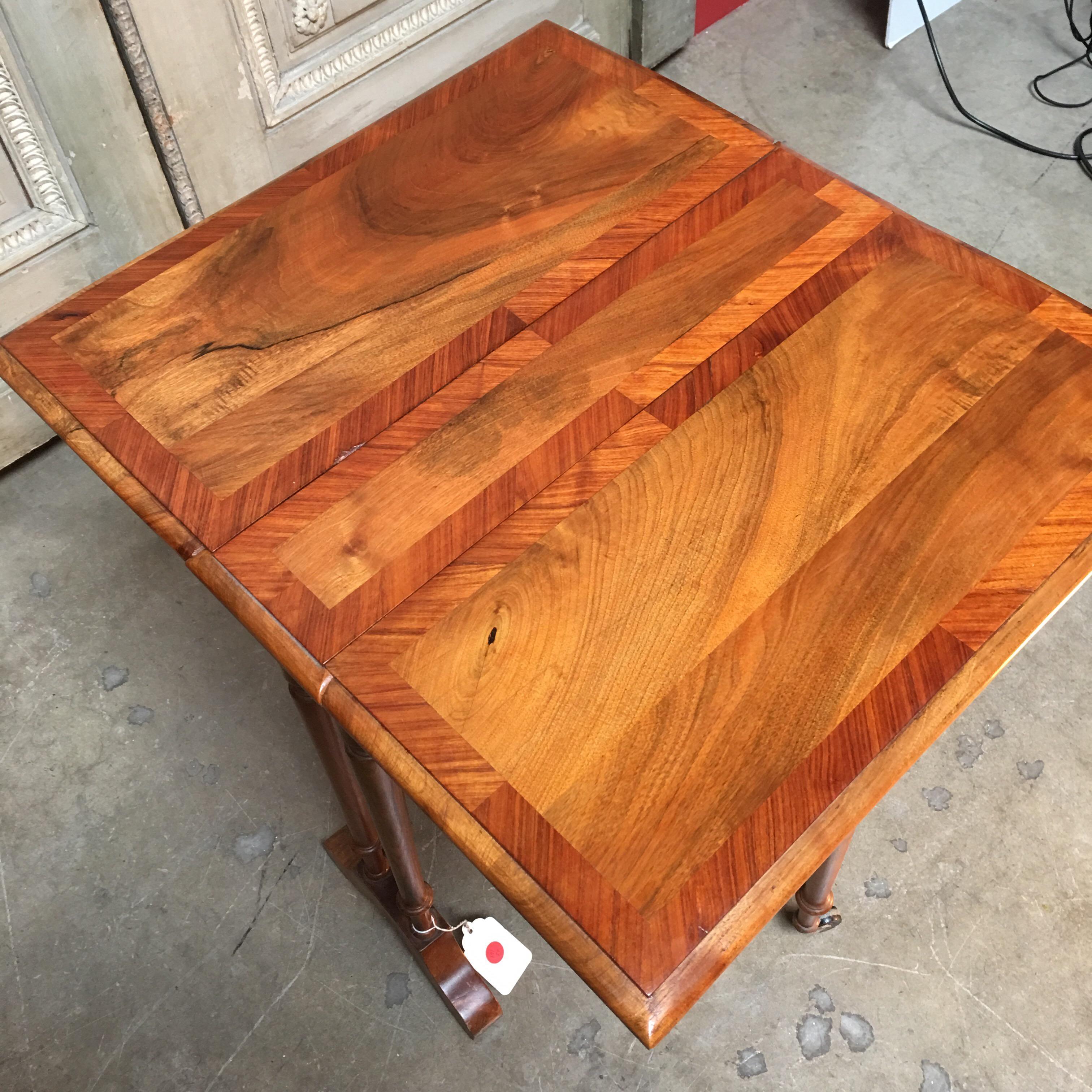 19th Century English Sutherland Drop-Leaf Table in Walnut and Kingwood Veneer In Good Condition For Sale In Dallas, TX