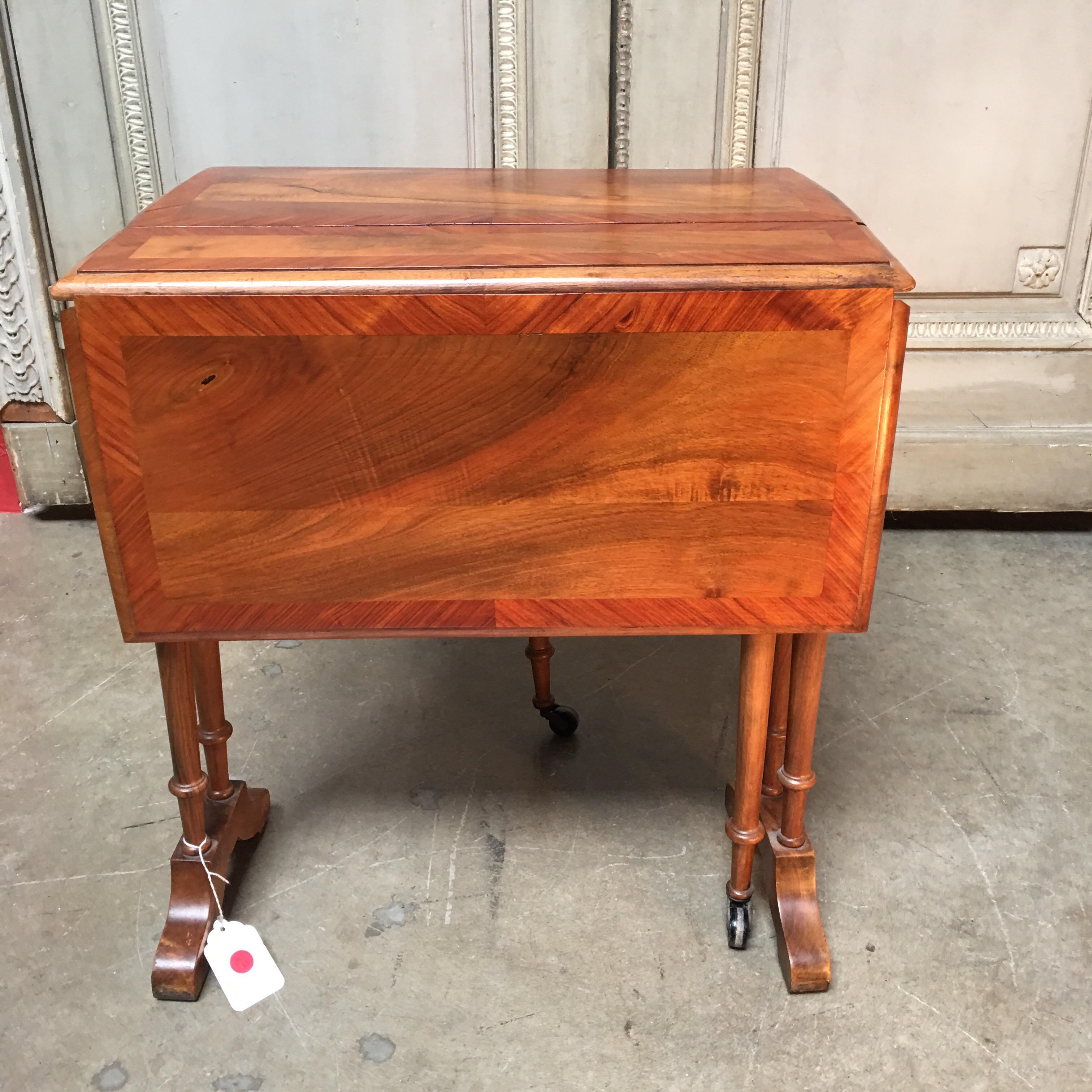 19th Century English Sutherland Drop-Leaf Table in Walnut and Kingwood Veneer For Sale 1