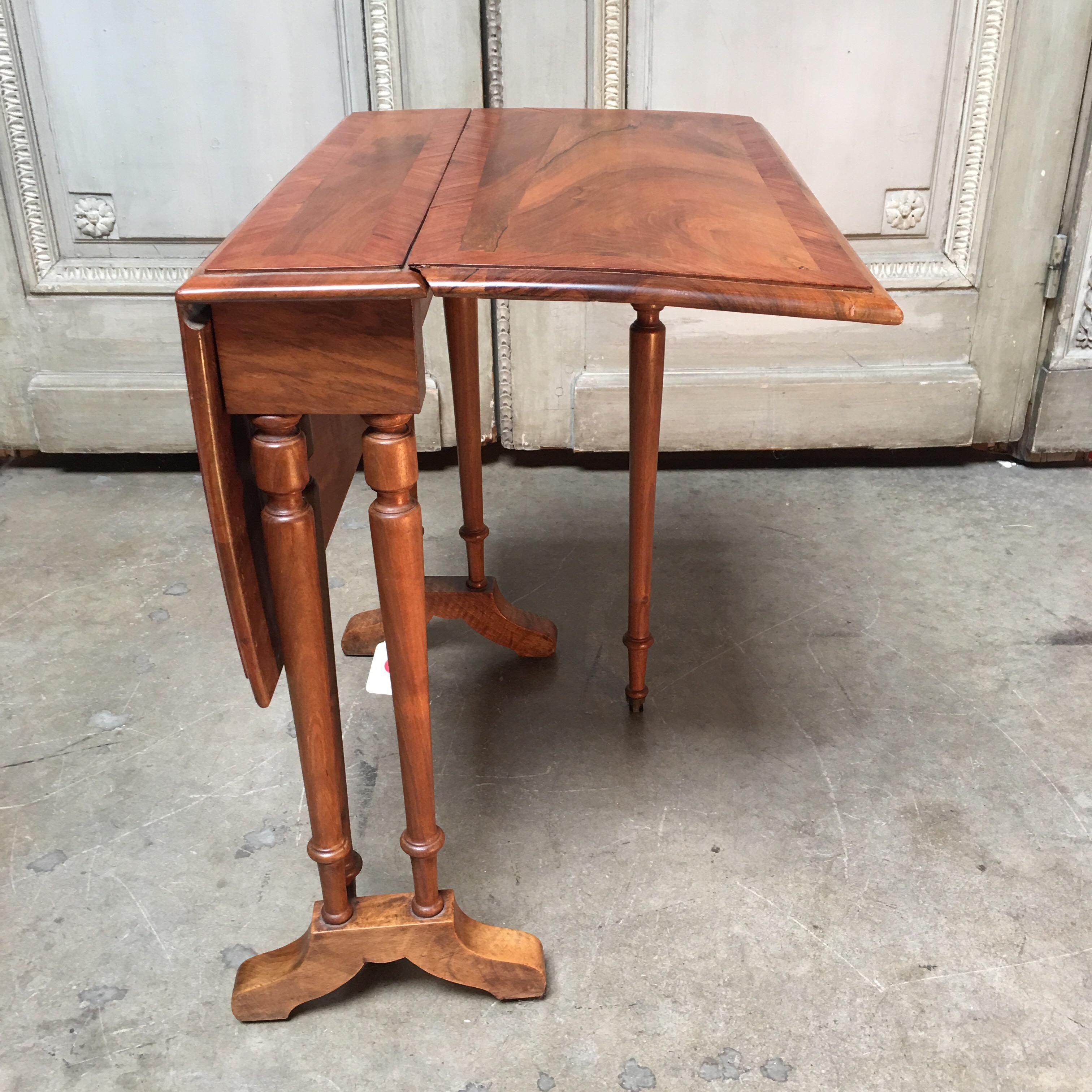19th Century English Sutherland Drop-Leaf Table in Walnut and Kingwood Veneer For Sale 2