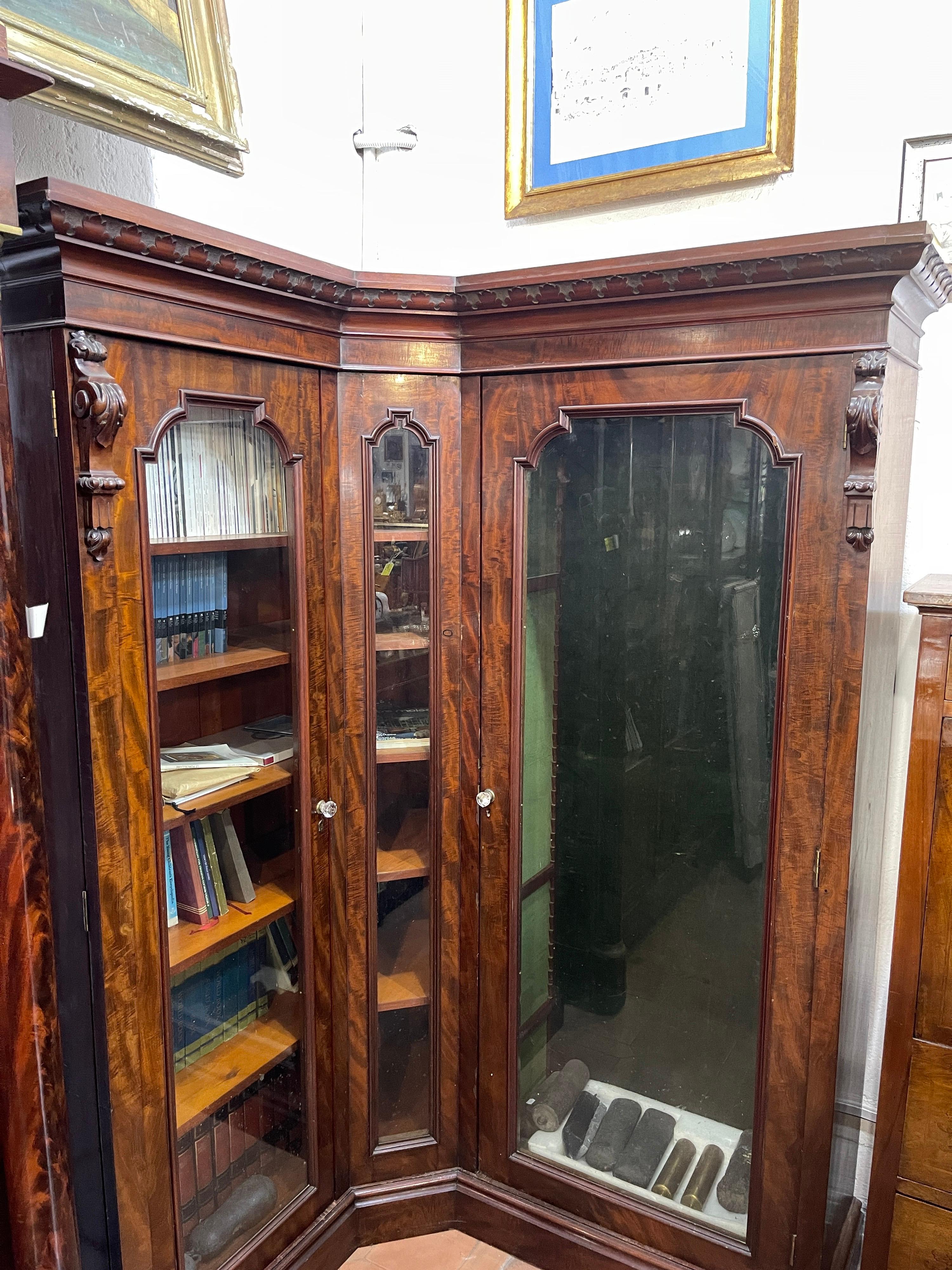 19. Jahrhundert England Viktorianische Mahagoni-Eckschränke Bücherregal, 1850er Jahre (Frühviktorianisch) im Angebot